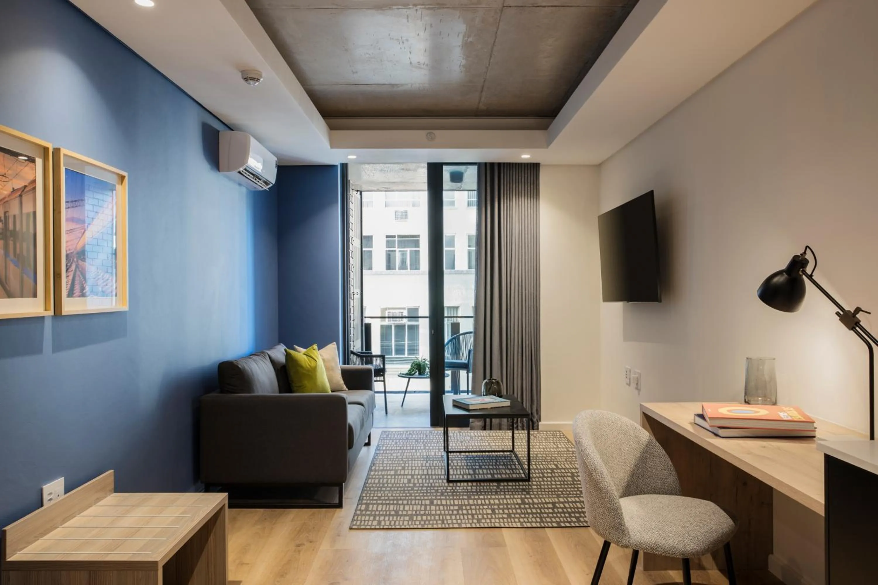 TV and multimedia in Home Suite Hotels Station House