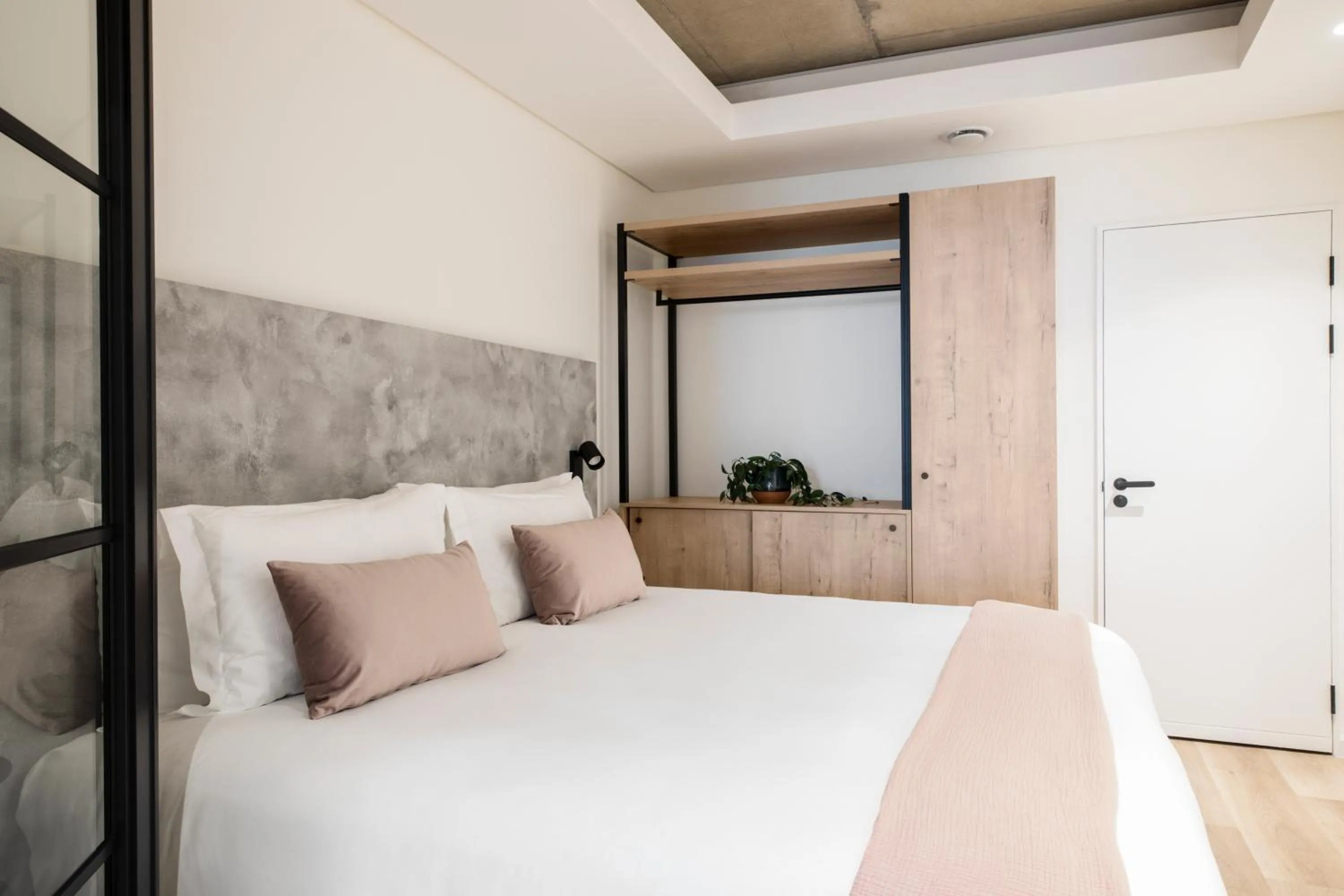 Bed in Home Suite Hotels Station House