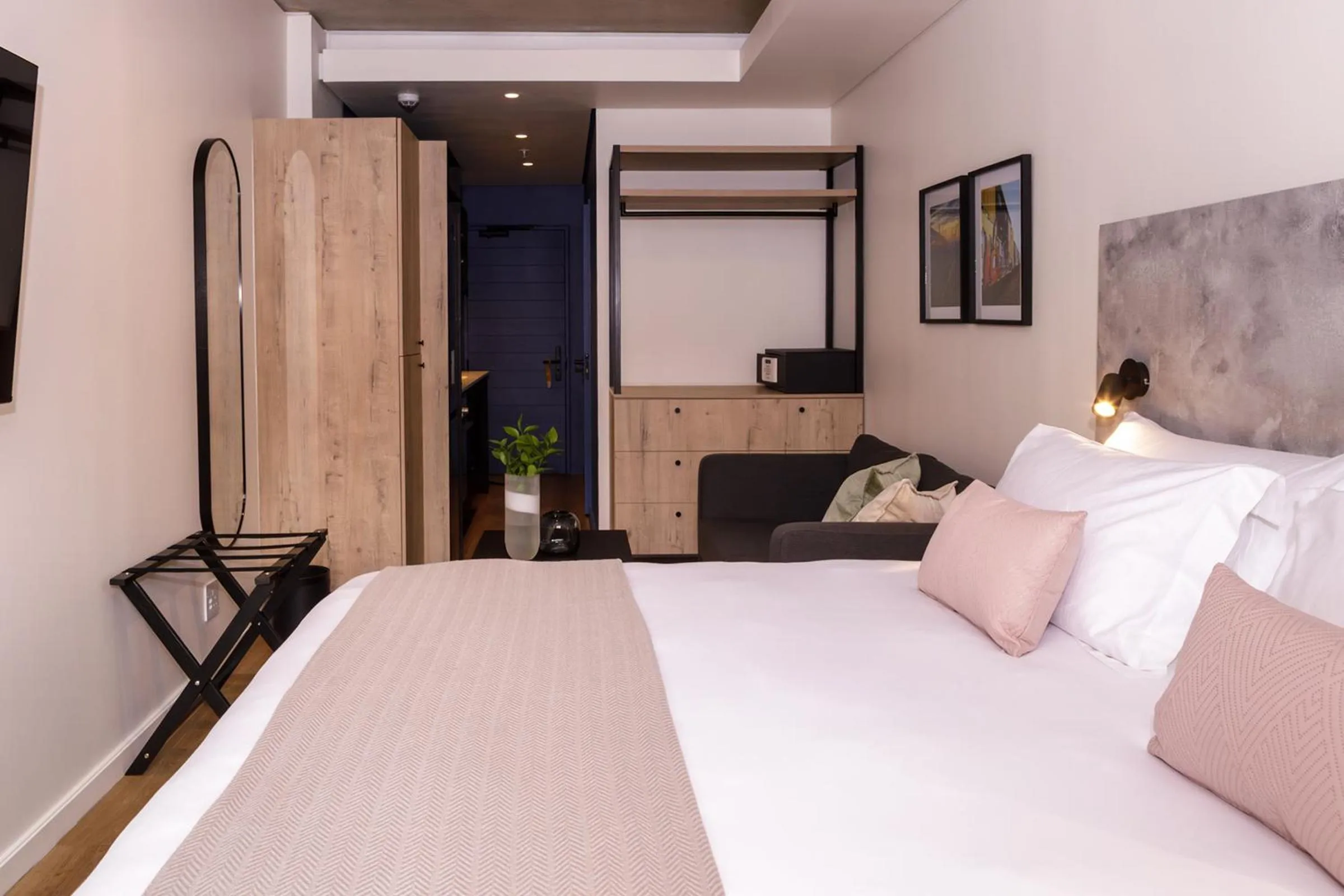 Bed in Home Suite Hotels Station House