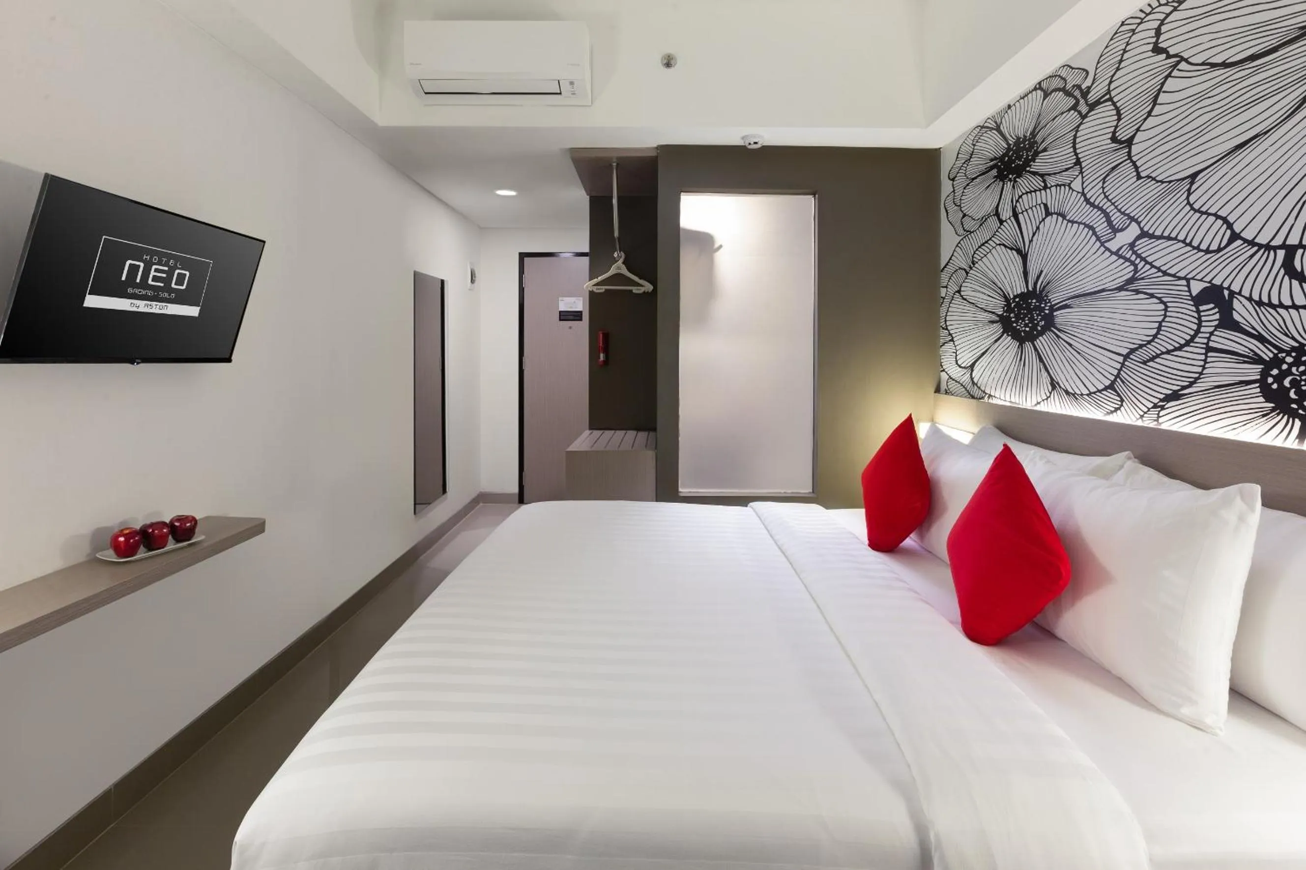 Bed in Hotel Neo Gading Solo