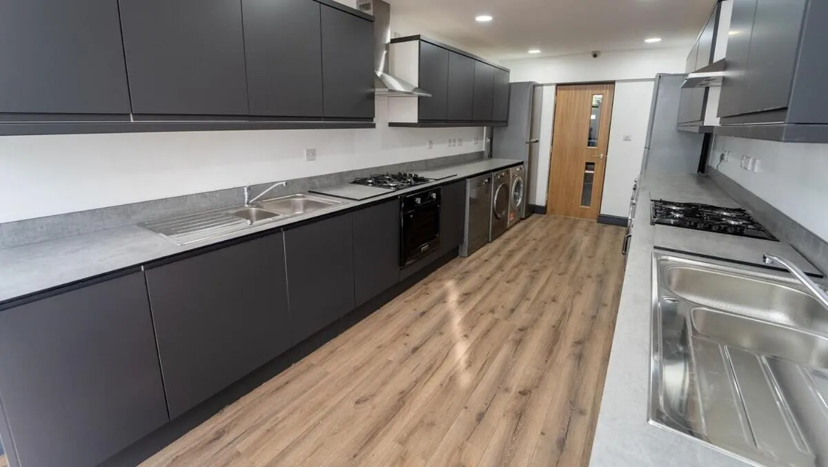 Kitchen or kitchenette in 76 Bournbrook road Equipped studios near QE