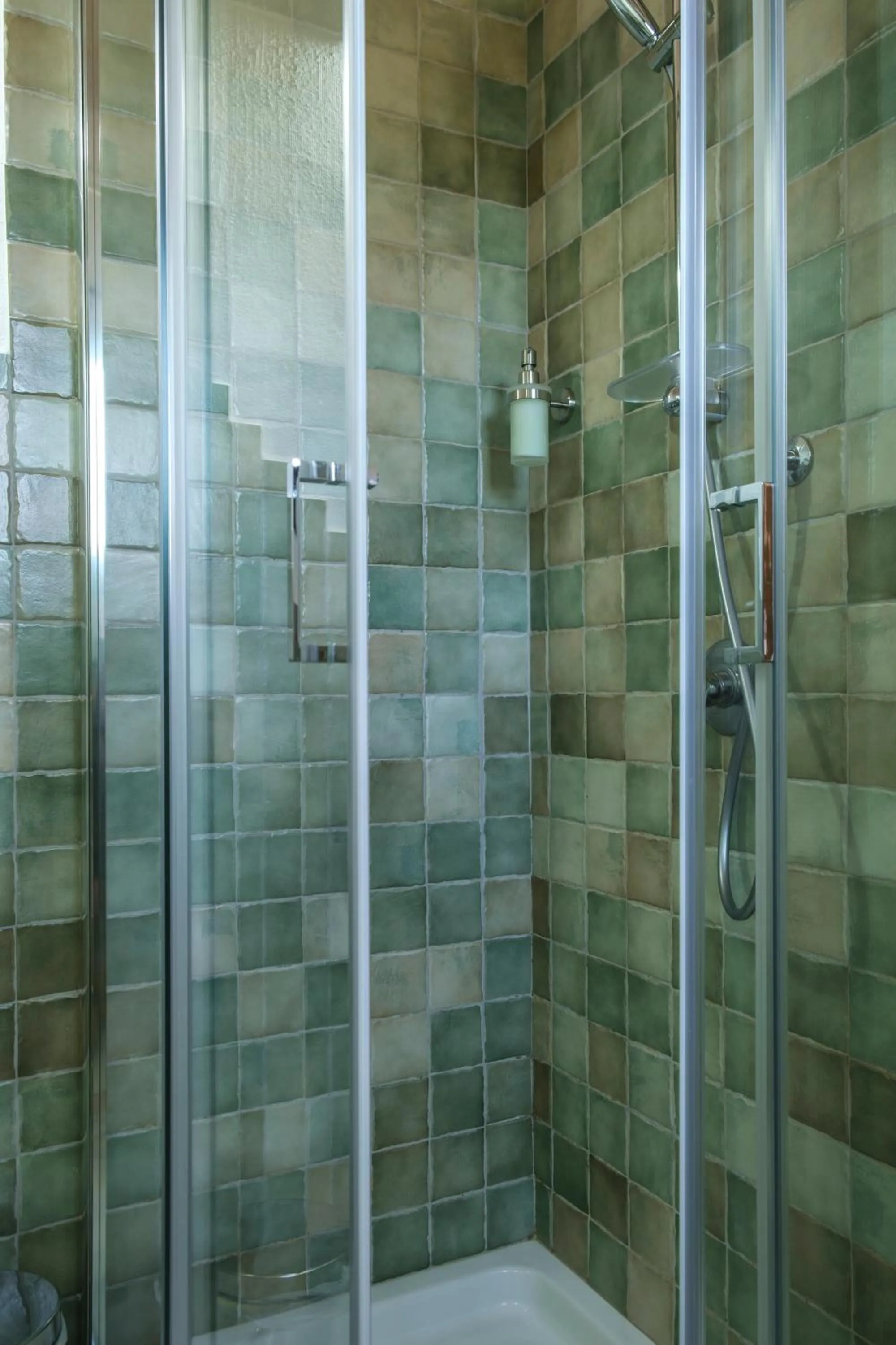 Shower in B&B Terra e Smeralda