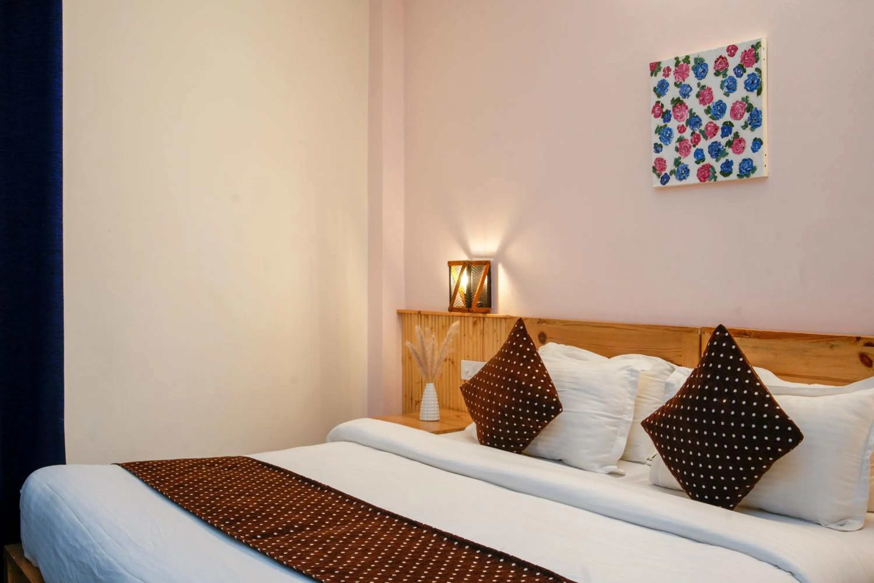 Bed in Chokling ArtHouse - The Treasure of Himalayas