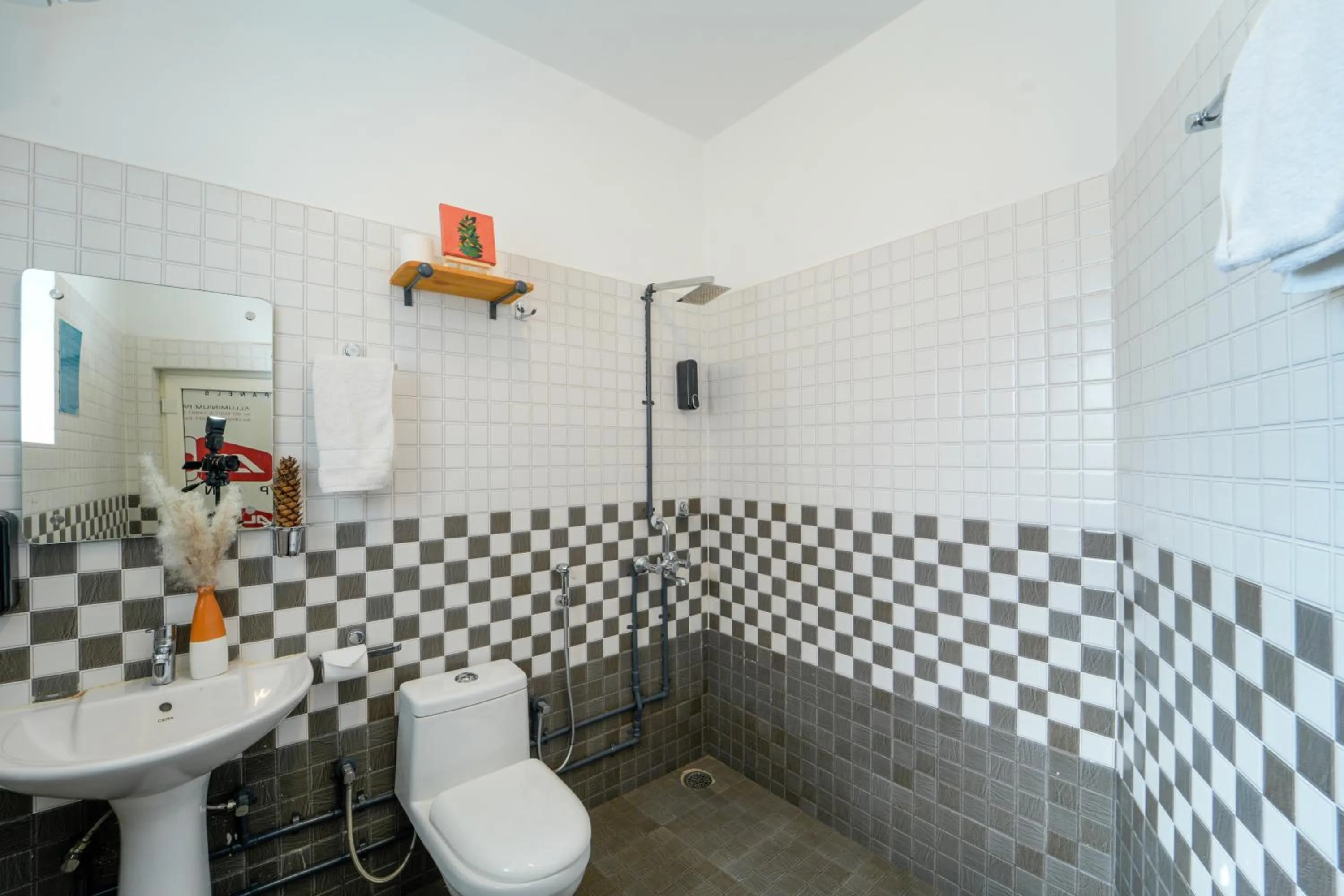 Bathroom in Chokling ArtHouse - The Treasure of Himalayas