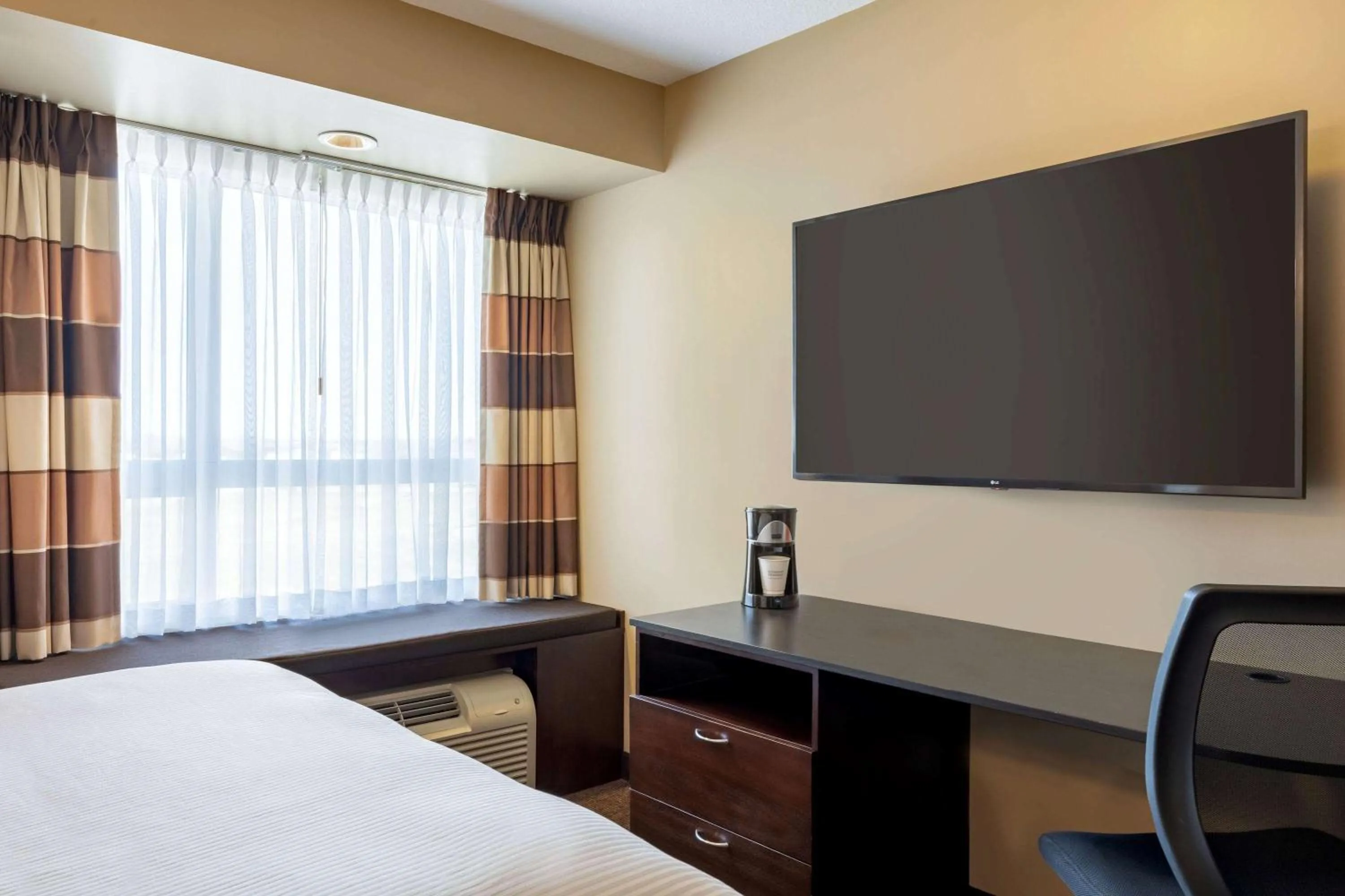 Photo of the whole room, Bed in Microtel Inn and Suites by Wyndham Weyburn