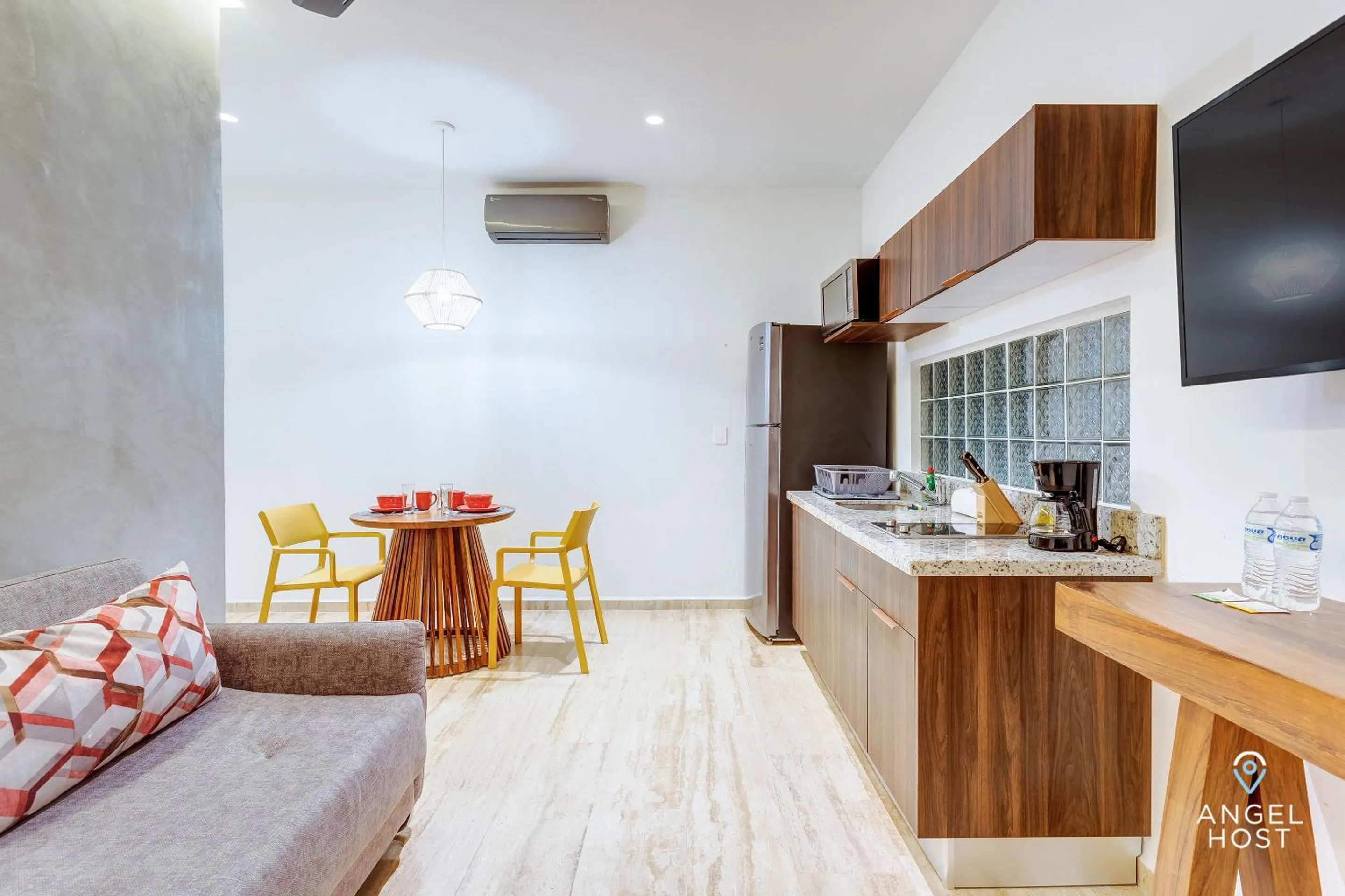 Kitchen or kitchenette in Chic Condotel with Roof Pool 10-Min Walk to Beach