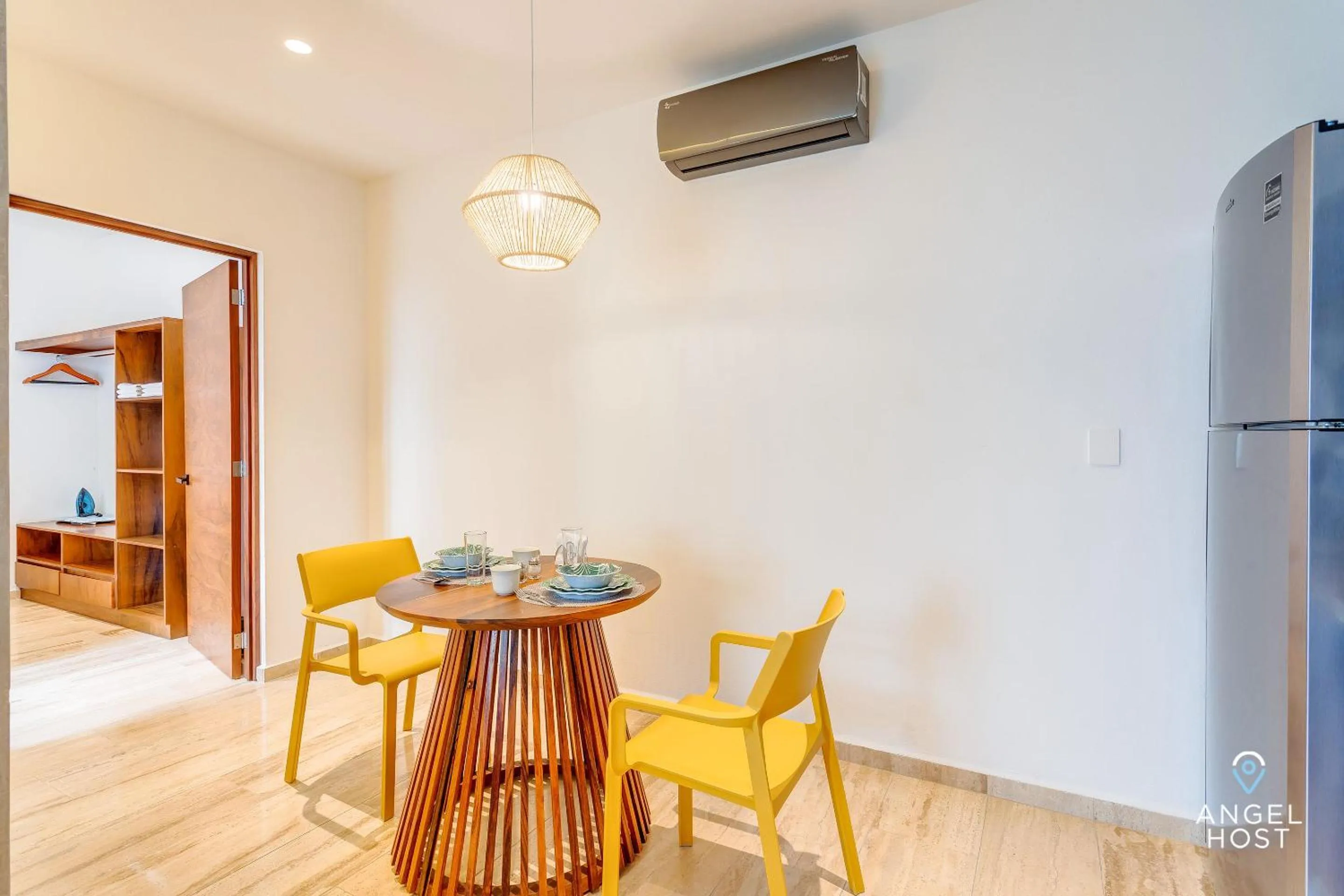 Dining area in Chic Condotel with Roof Pool 10-Min Walk to Beach