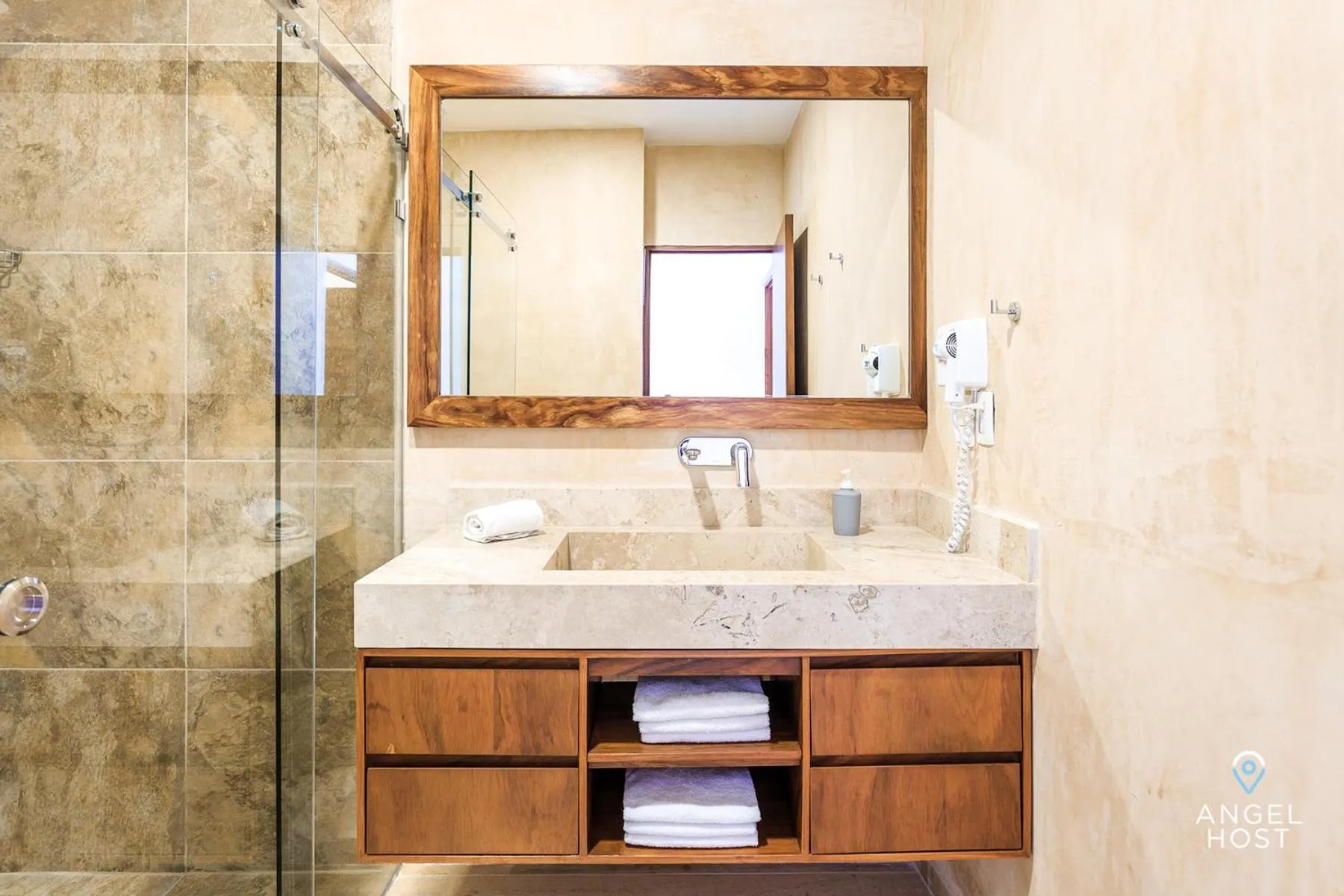 Shower in Chic Condotel with Roof Pool 10-Min Walk to Beach