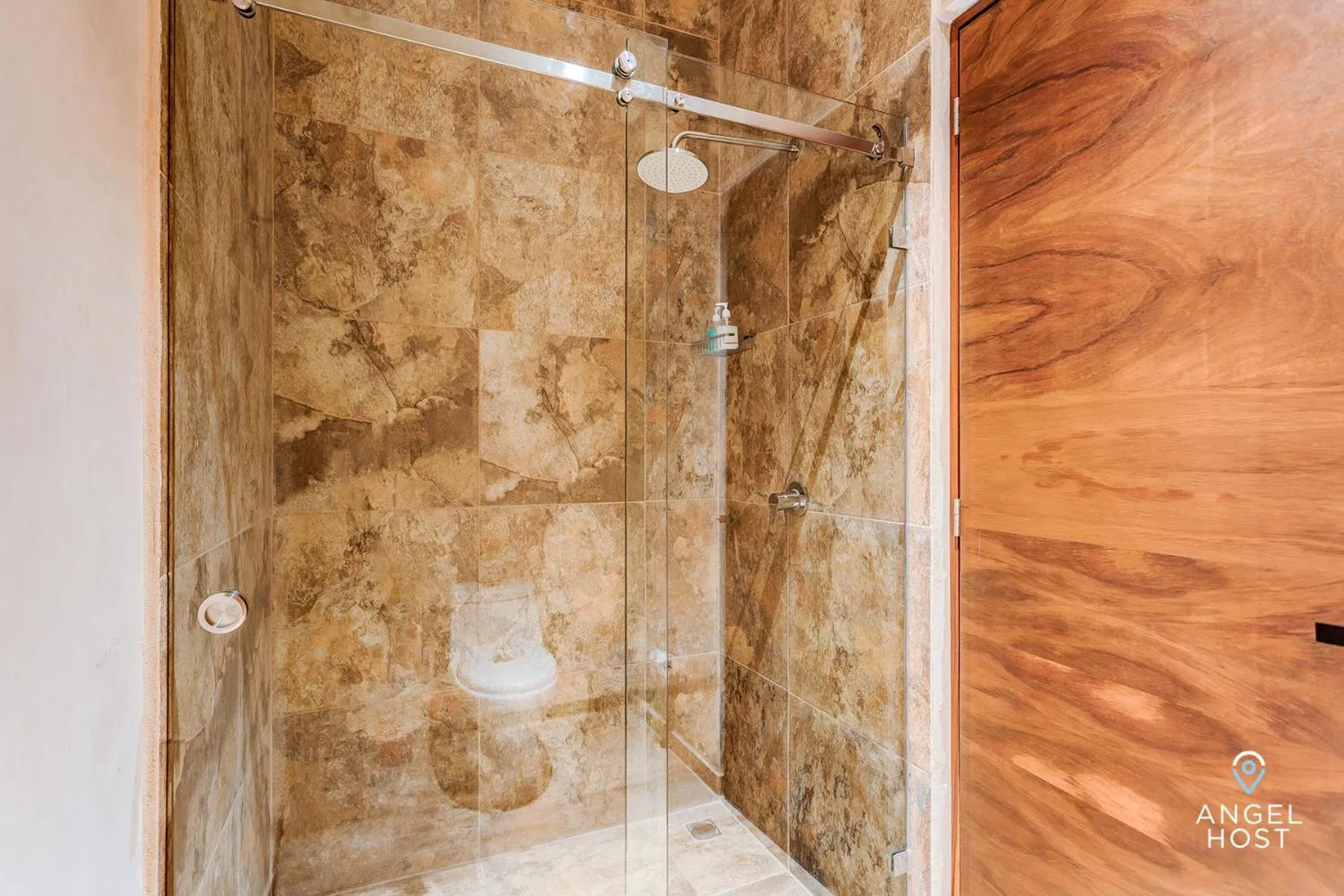 Shower in Chic Condotel with Roof Pool 10-Min Walk to Beach