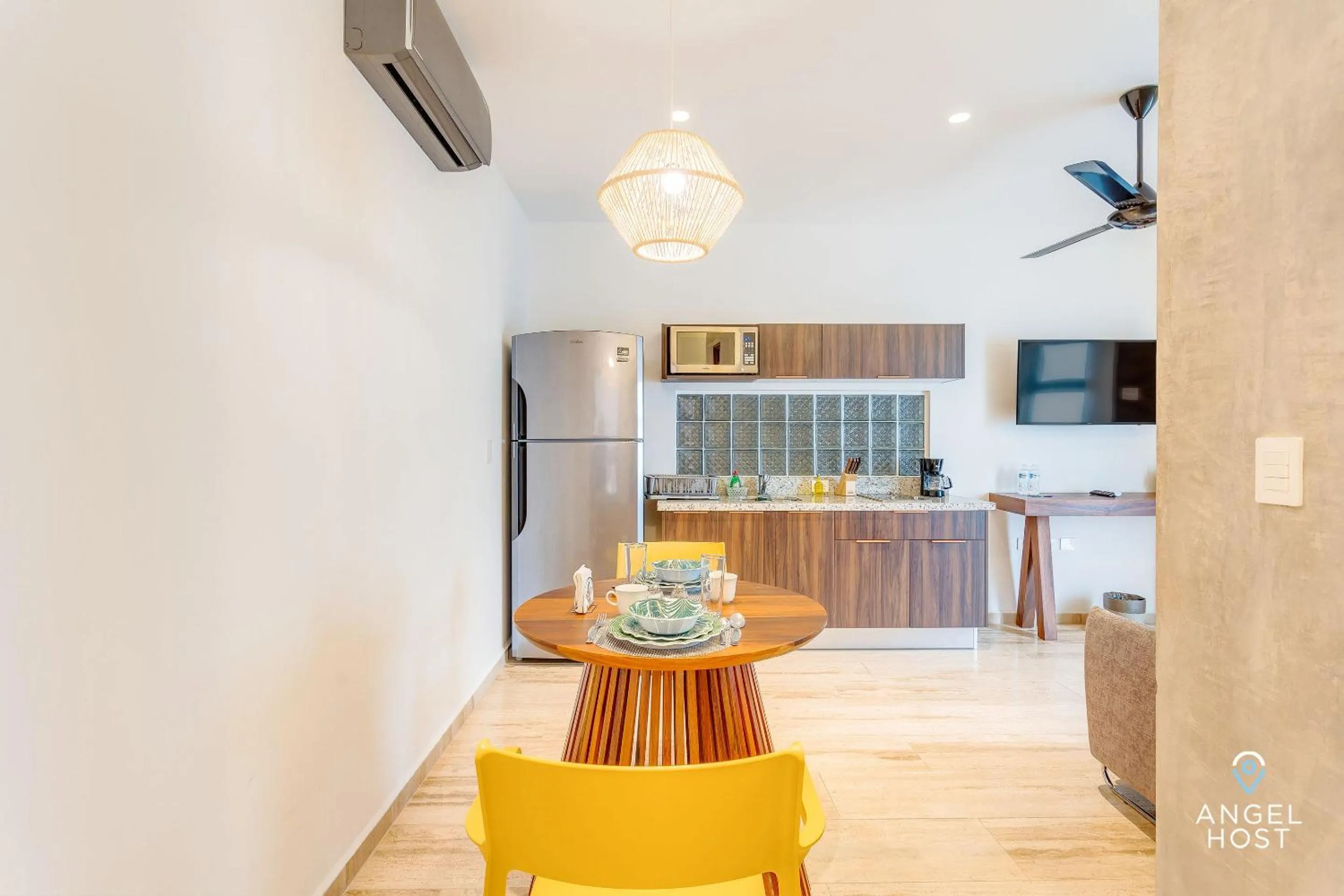 Dining area in Chic Condotel with Roof Pool 10-Min Walk to Beach