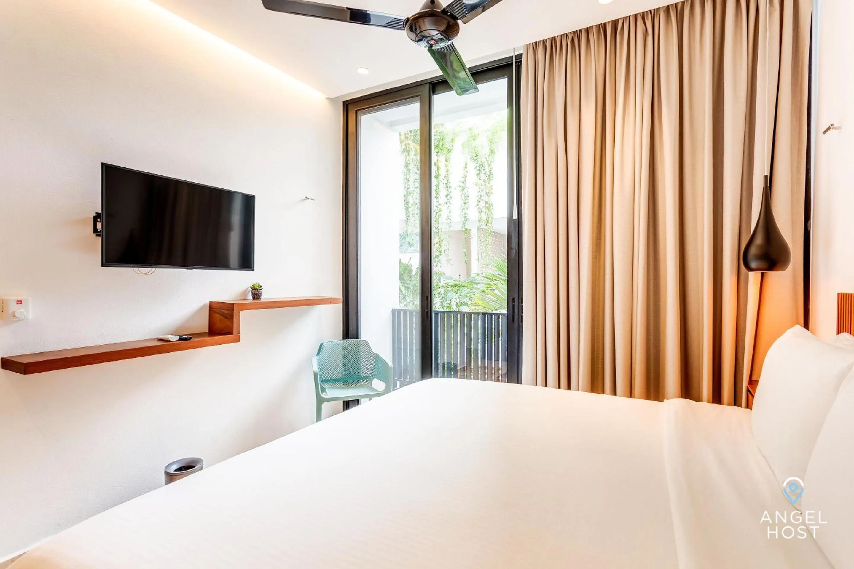 TV and multimedia, Bed in Chic Condotel with Roof Pool 10-Min Walk to Beach