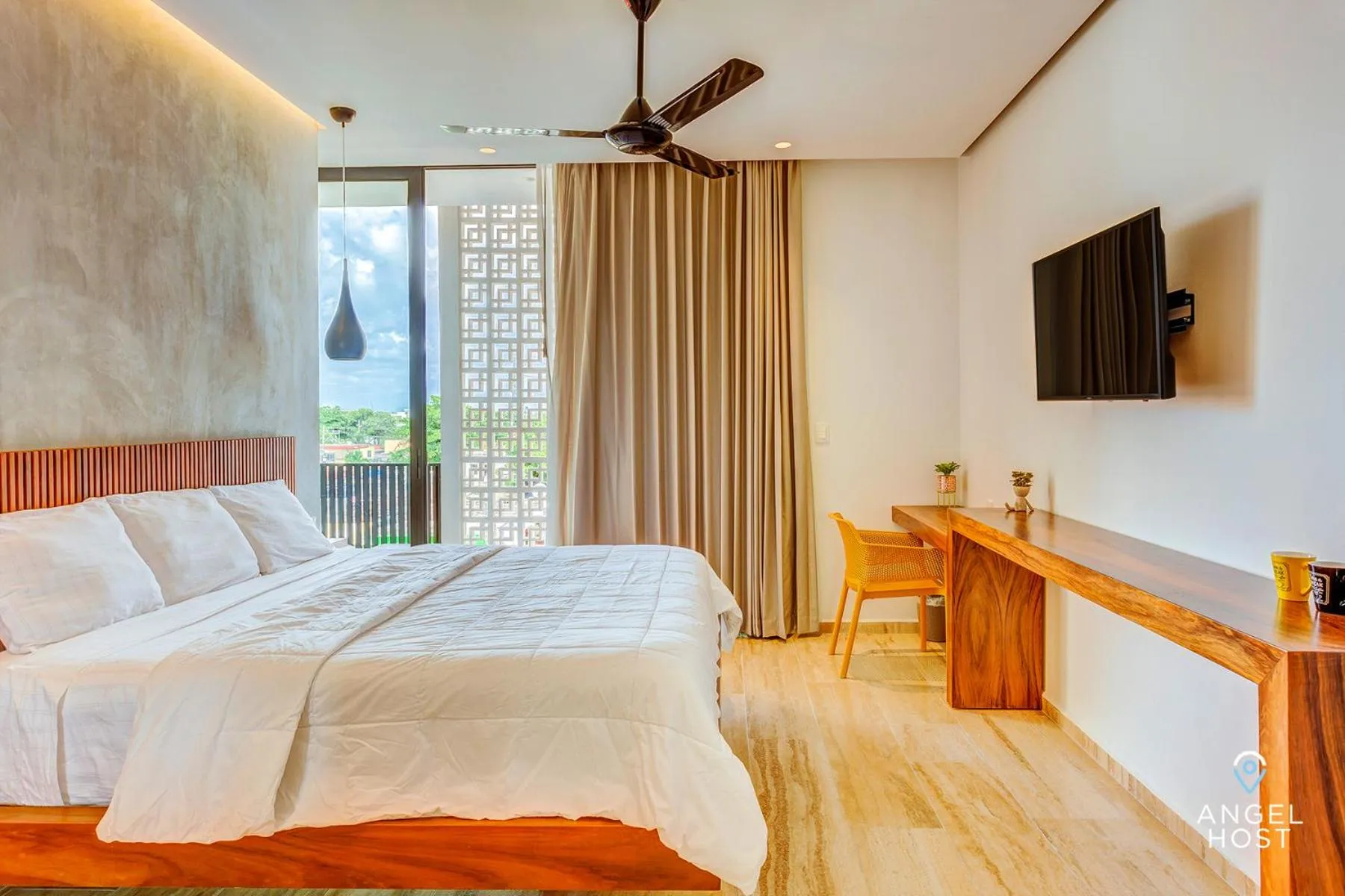 Bed in Chic Condotel with Roof Pool 10-Min Walk to Beach