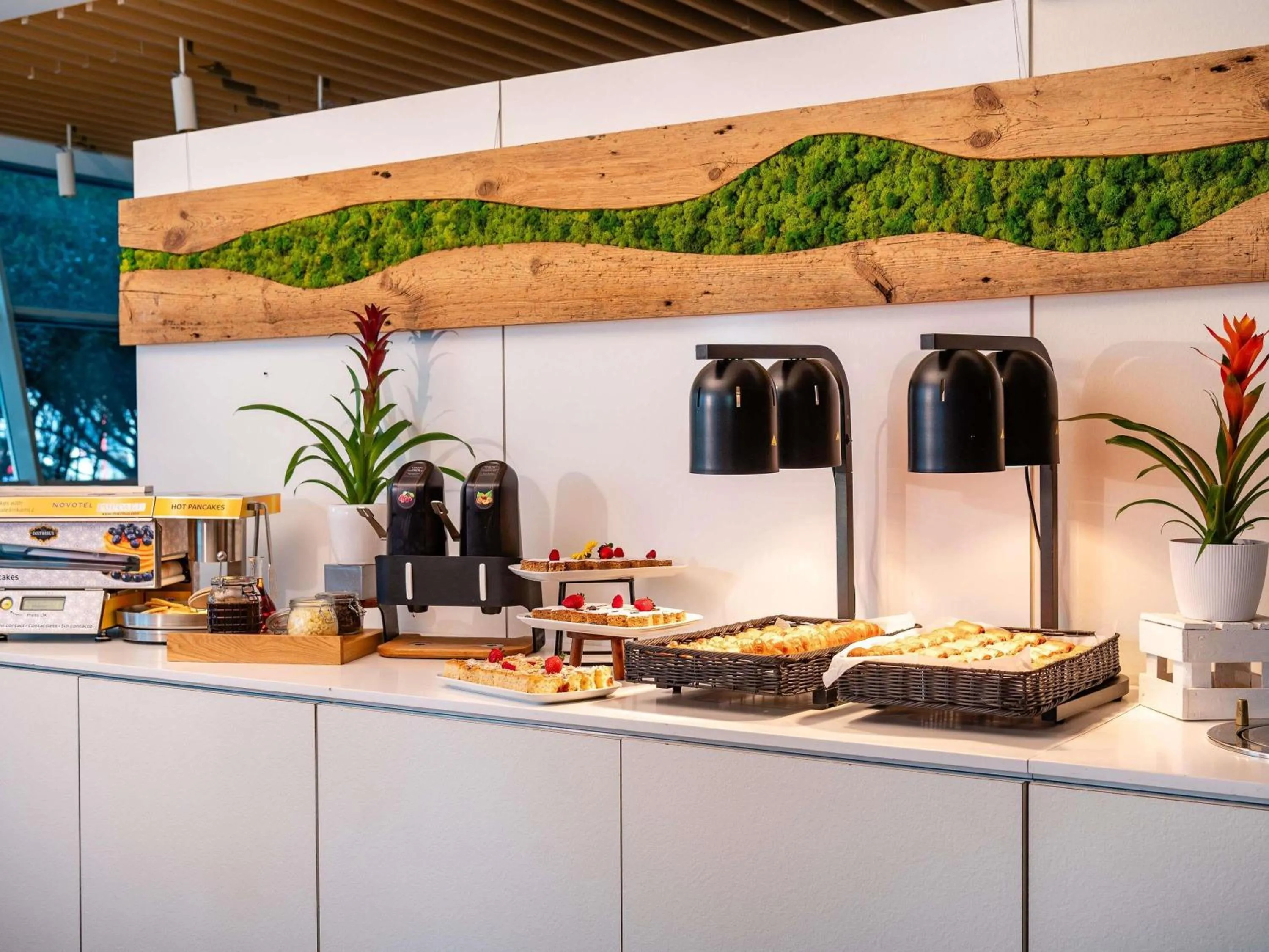 Restaurant/places to eat in Novotel Warszawa Centrum