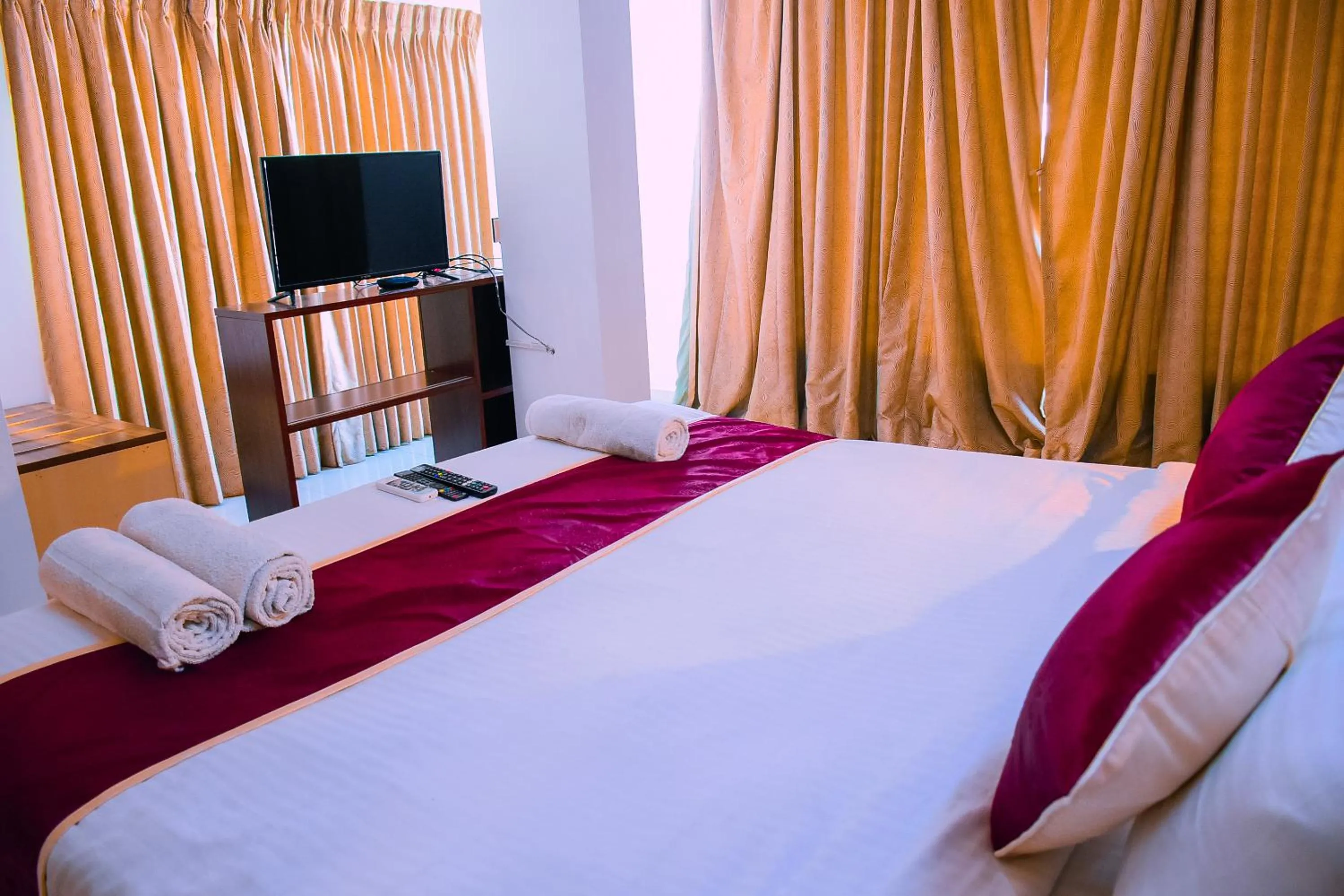 Communal lounge/ TV room, Bed in Naksha Tree Hotels- Ramapuram