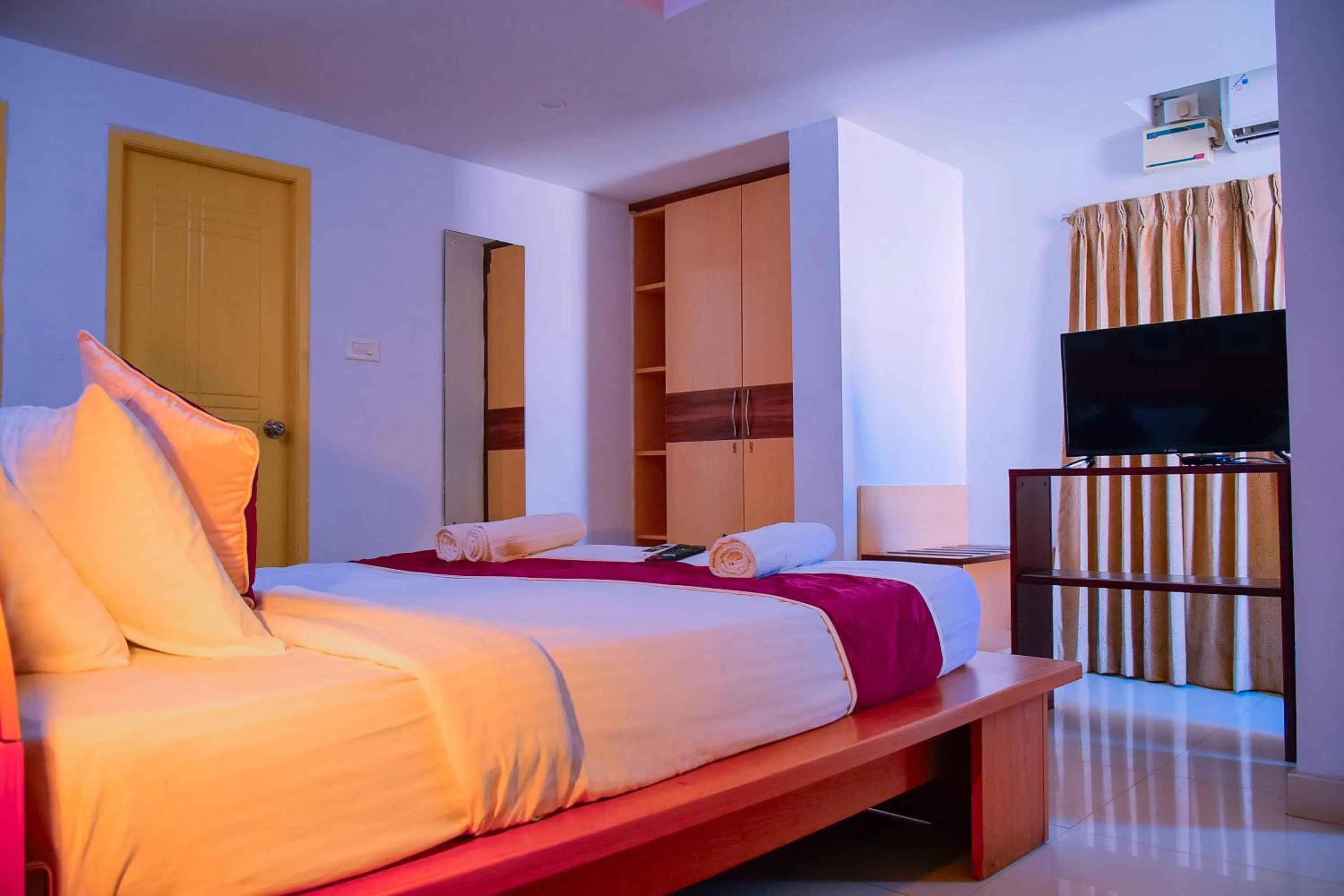 Bed in Naksha Tree Hotels- Ramapuram