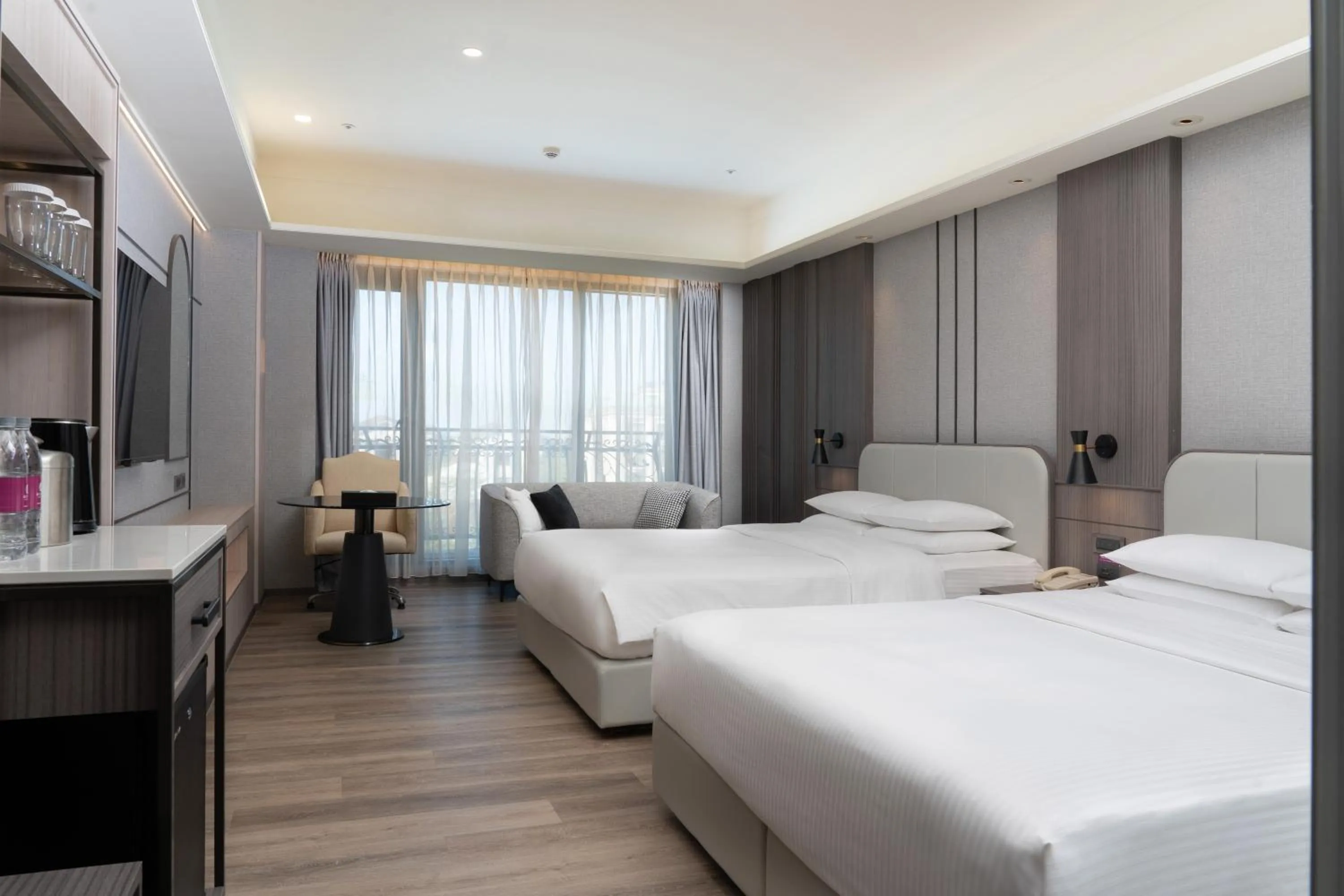 Photo of the whole room, Bed in E-DA Royal Hotel