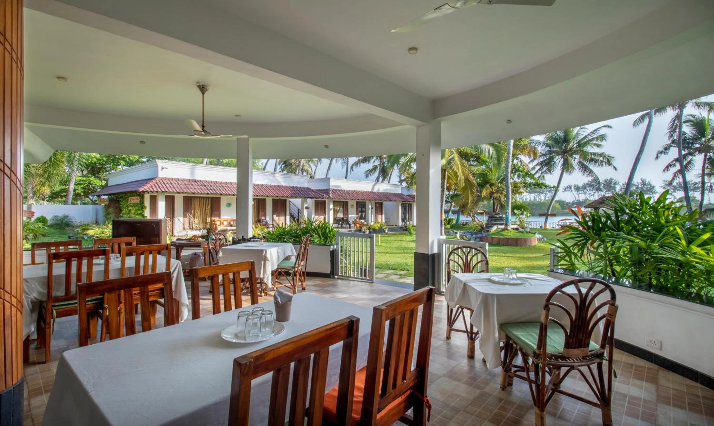 Restaurant/places to eat in Treebo Majestic Retreat