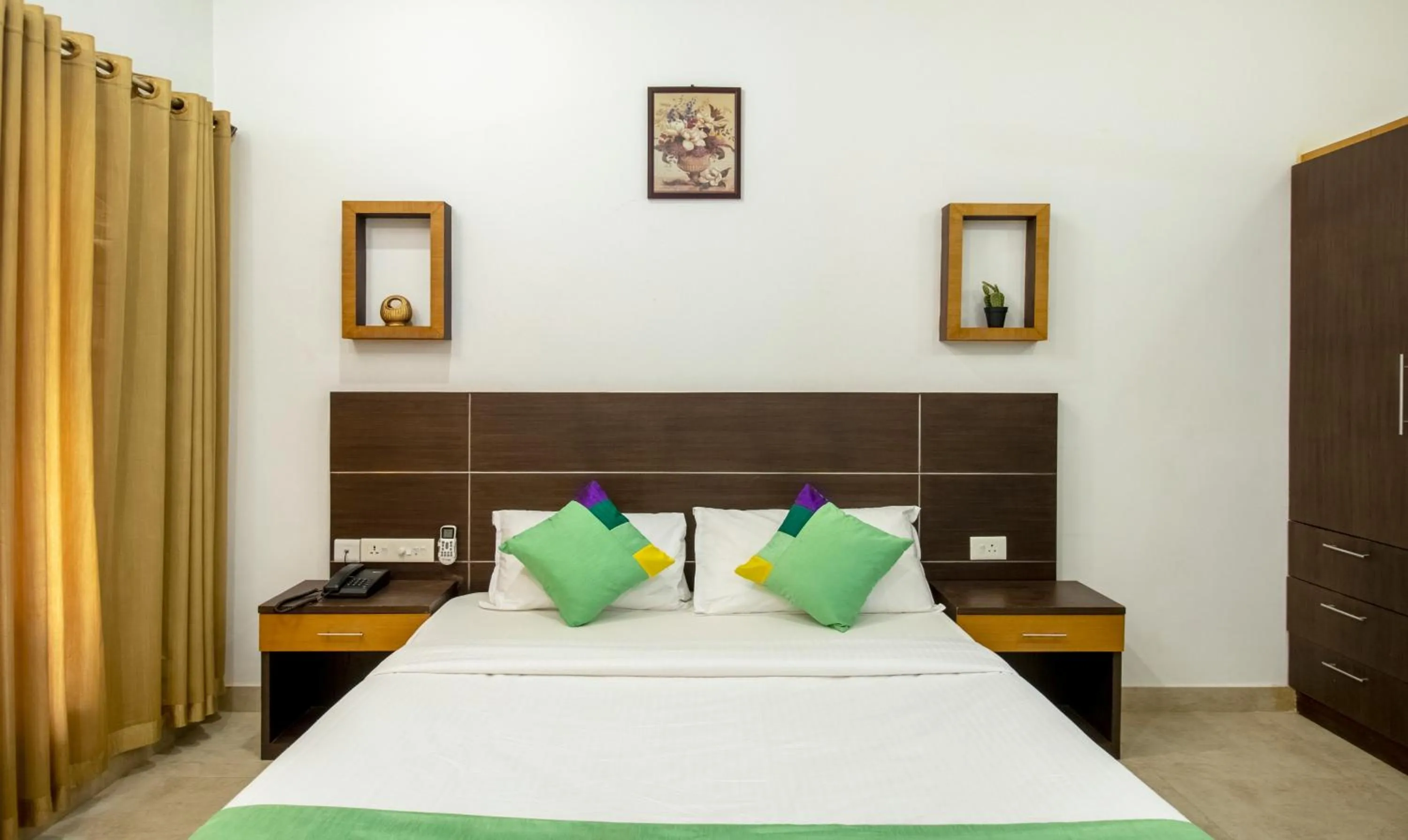 Bedroom, Bed in Treebo Majestic Retreat