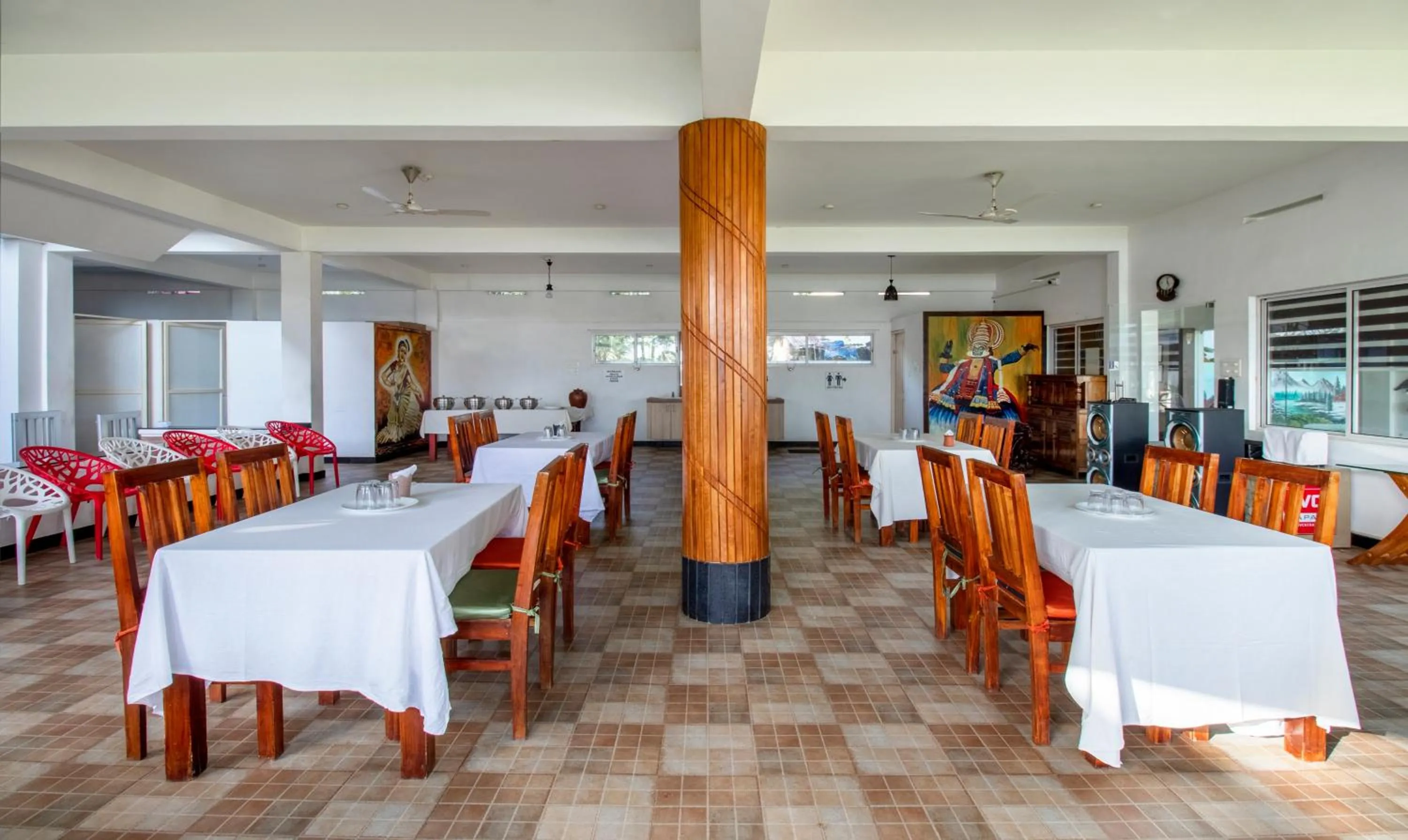 Restaurant/places to eat in Treebo Majestic Retreat