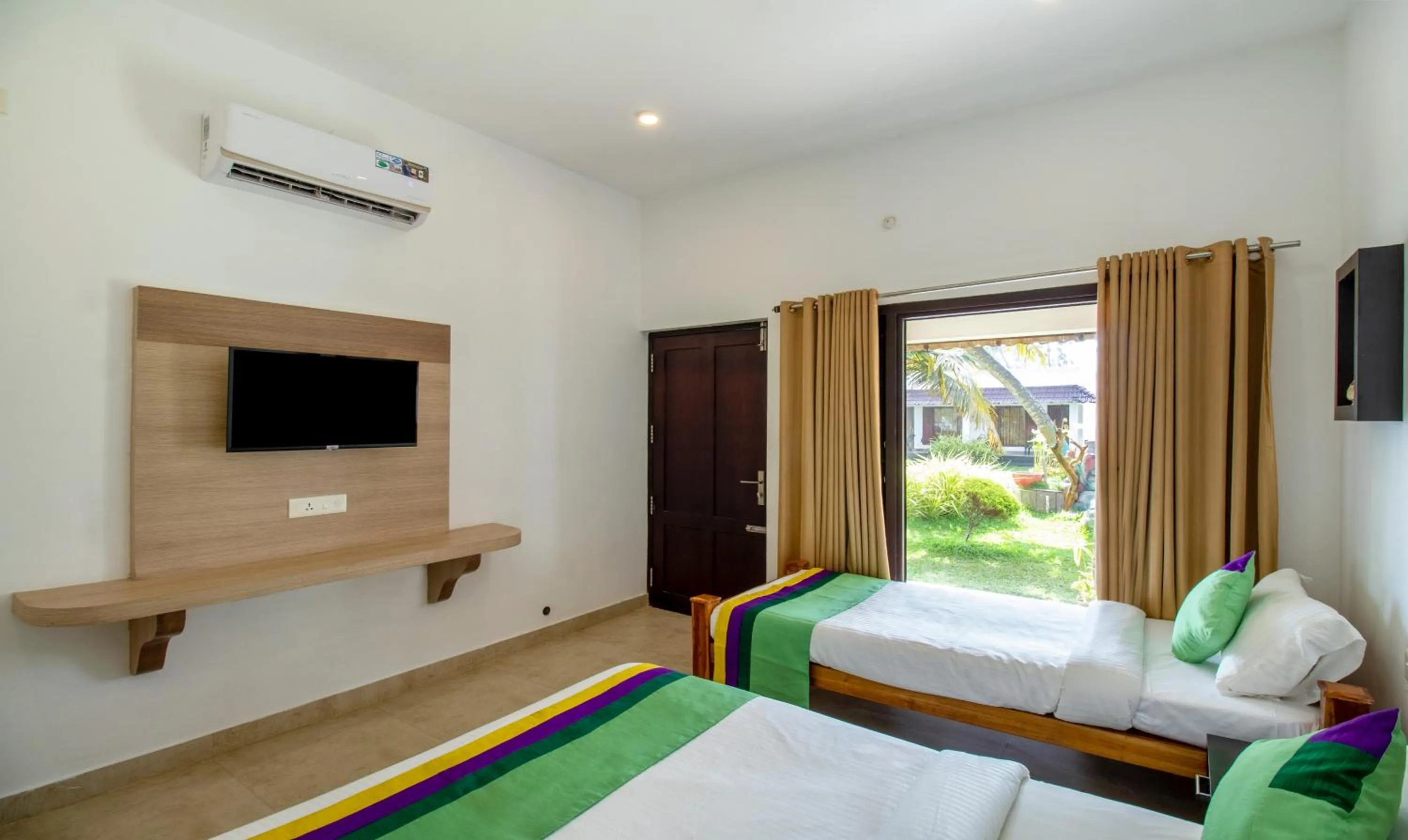 Communal lounge/ TV room, Bed in Treebo Majestic Retreat