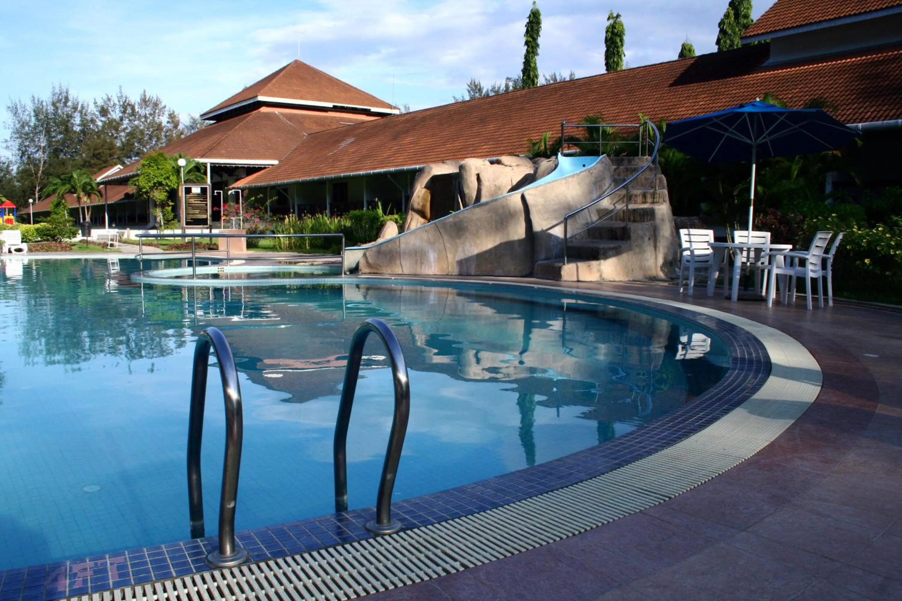Swimming pool in Hotel Felda Residence Sahabat
