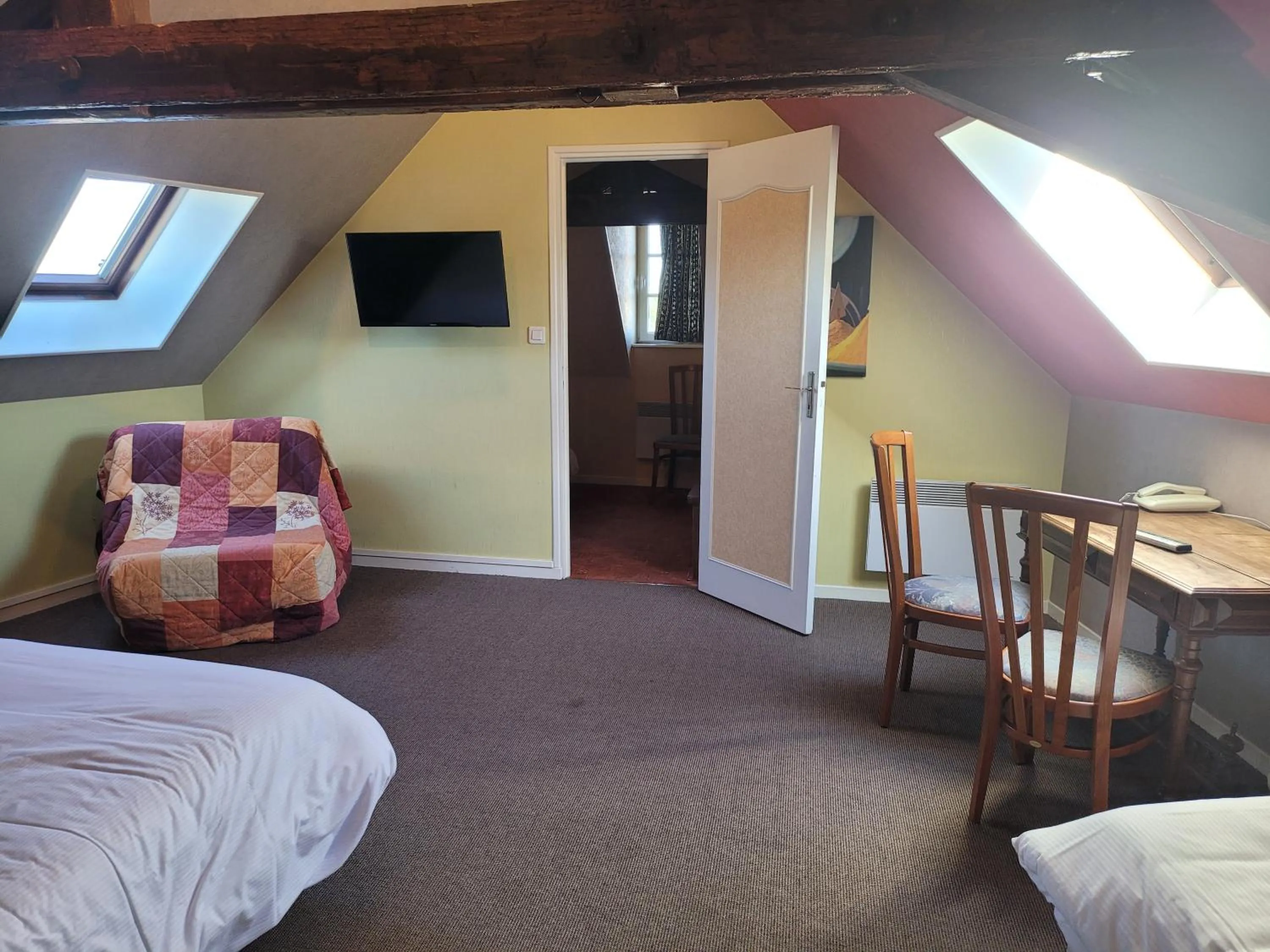 Bed in L'AUBERGE DE L'OLIVE