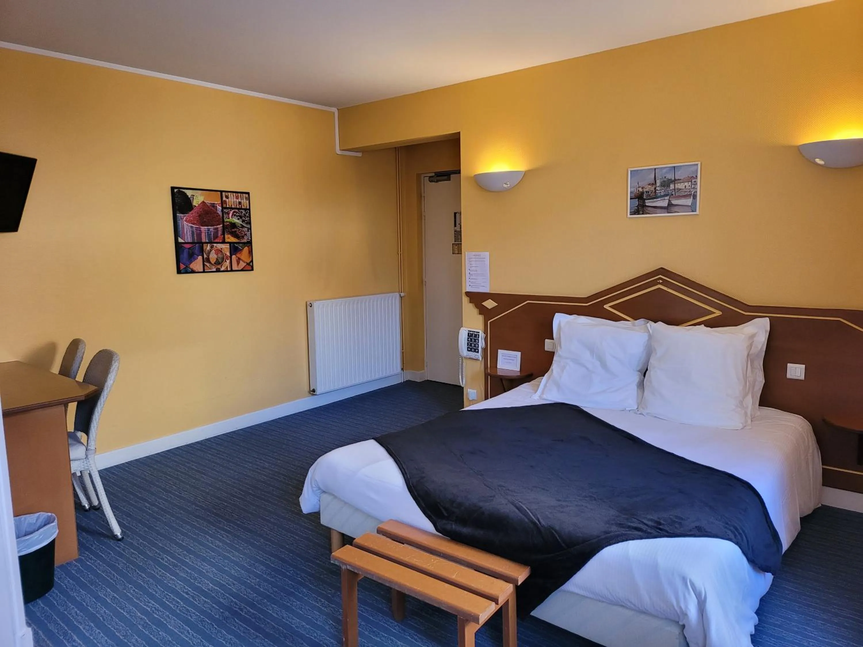 Bed in L'AUBERGE DE L'OLIVE