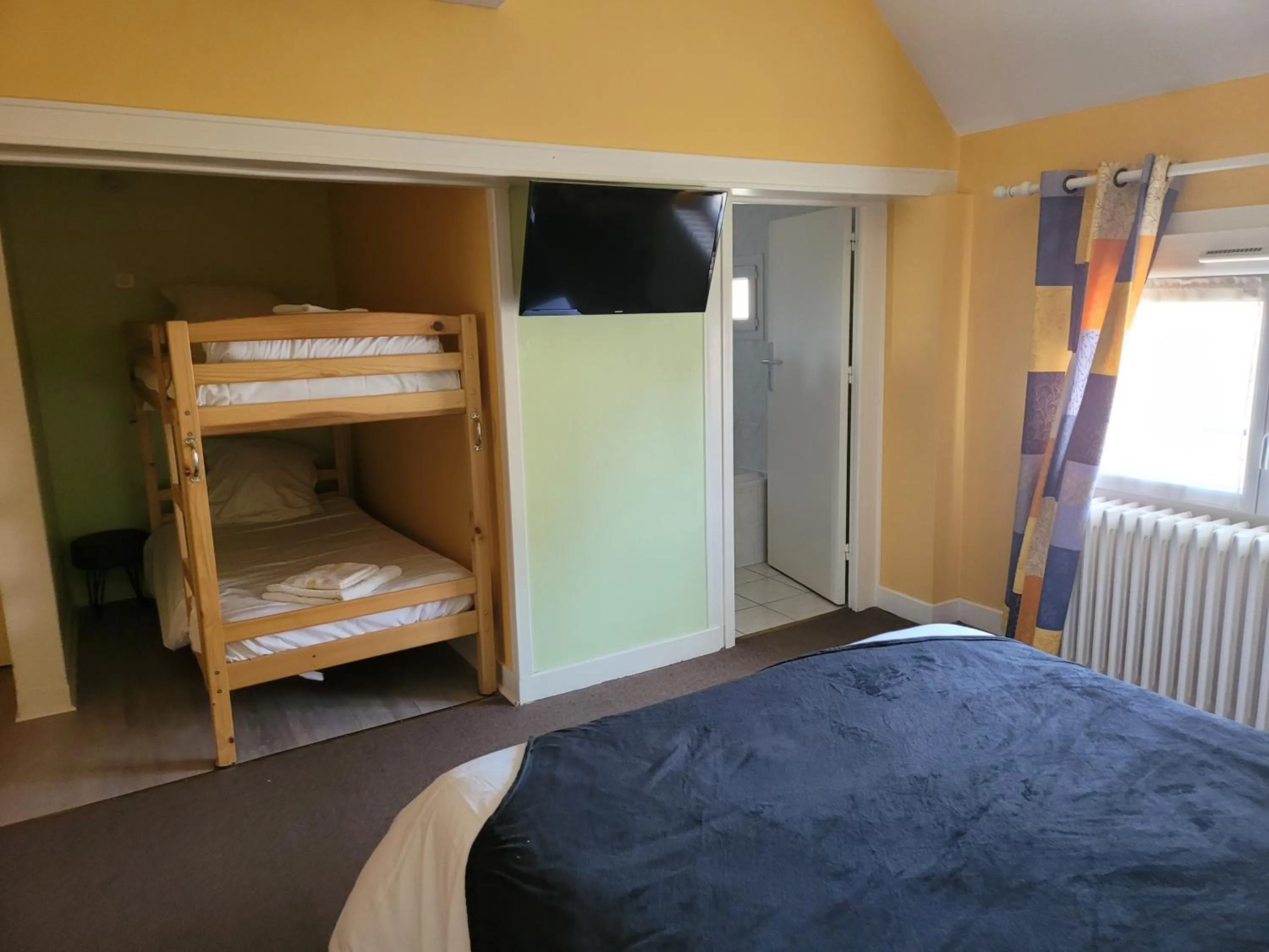 Bed in L'AUBERGE DE L'OLIVE