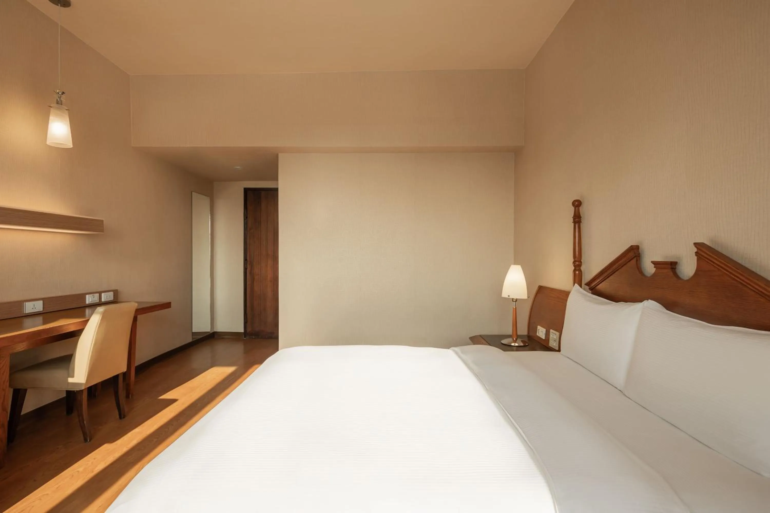 Toilet, Bed in Kindness Hotel - Wu Jia