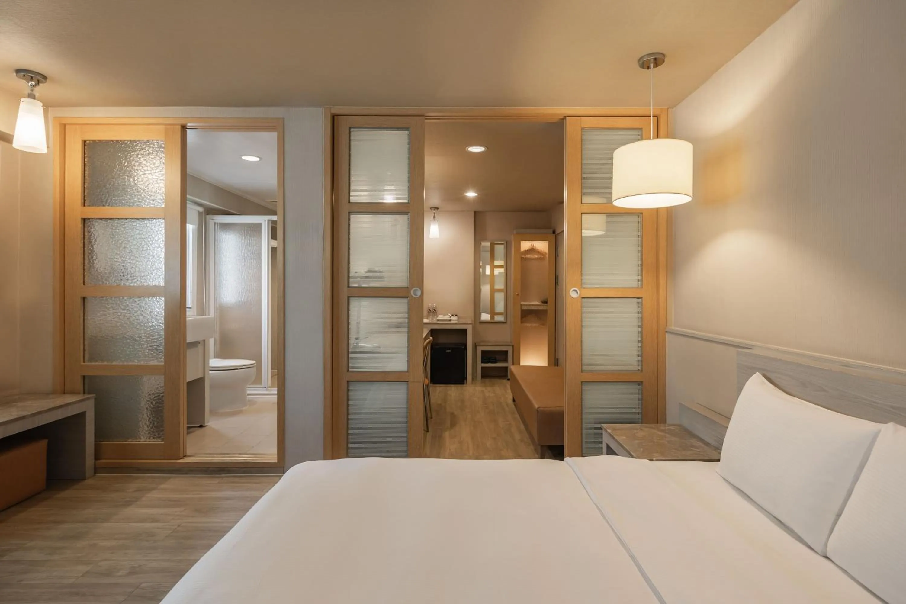 Coffee/tea facilities, Bed in Kindness Hotel - Hanshen