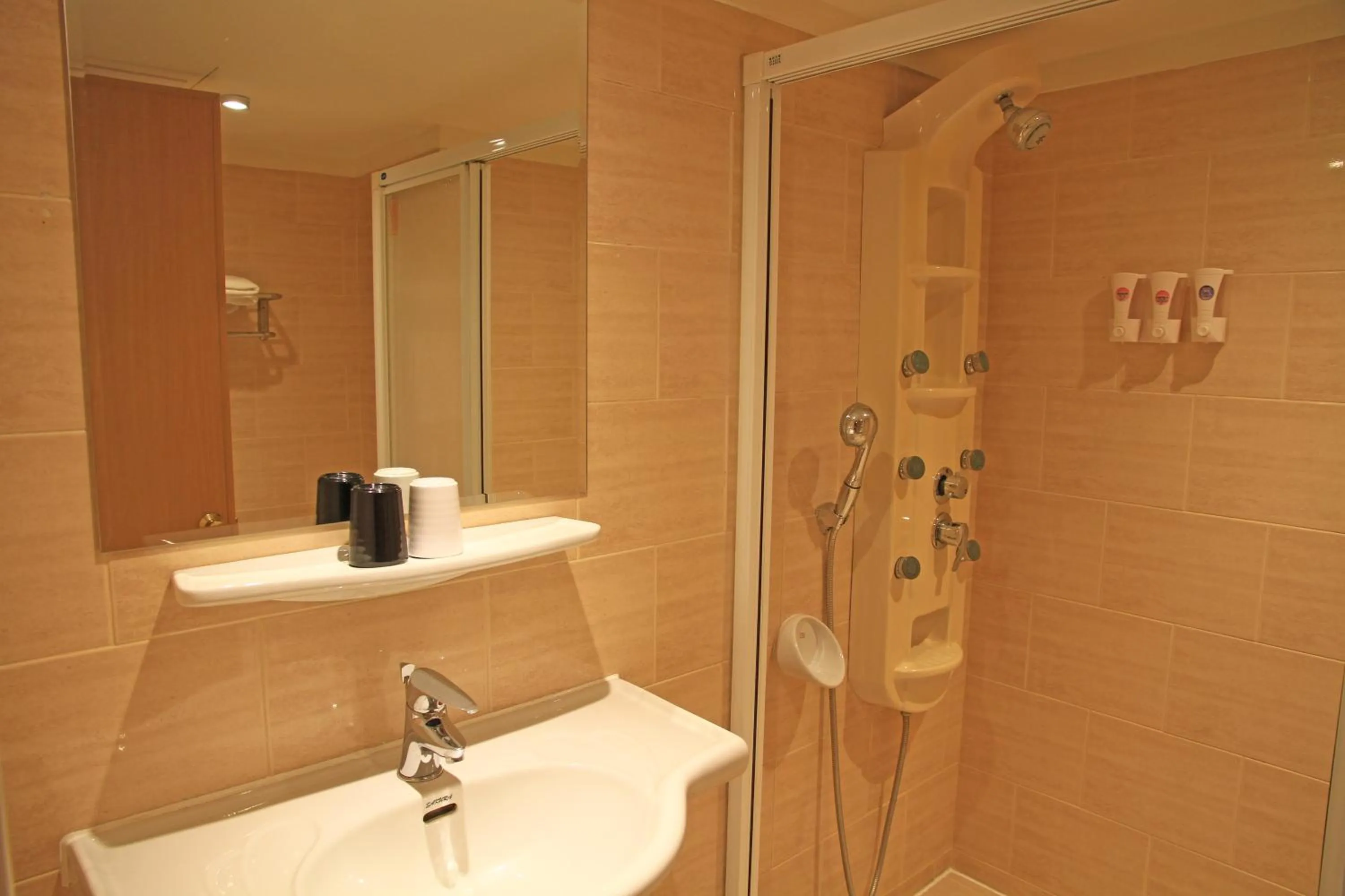 Shower in La Hotel-Baseball Theme Hall