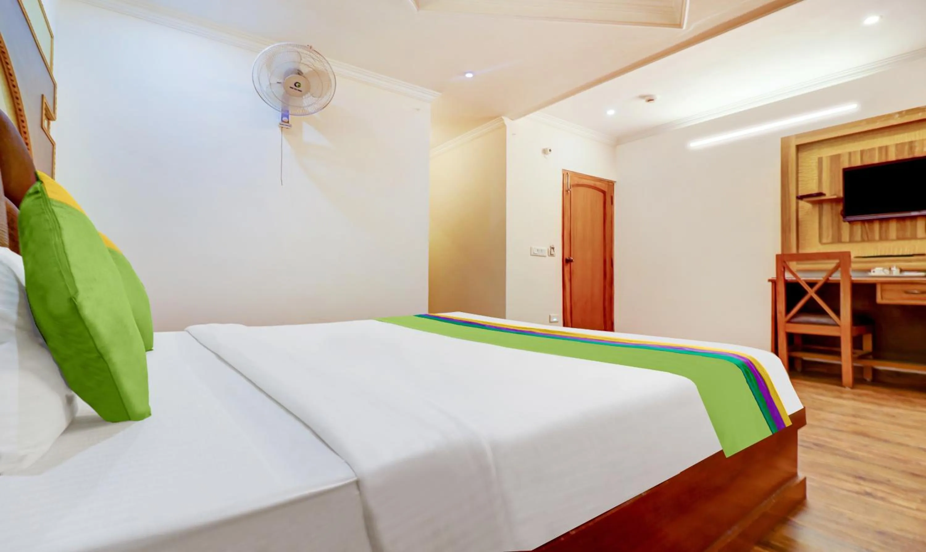 Bedroom, Bed in Treebo Calista, Patel Nagar