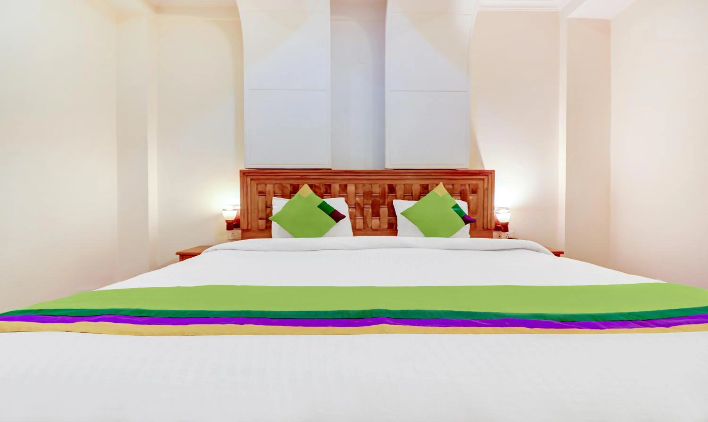 Bedroom, Bed in Treebo Calista, Patel Nagar