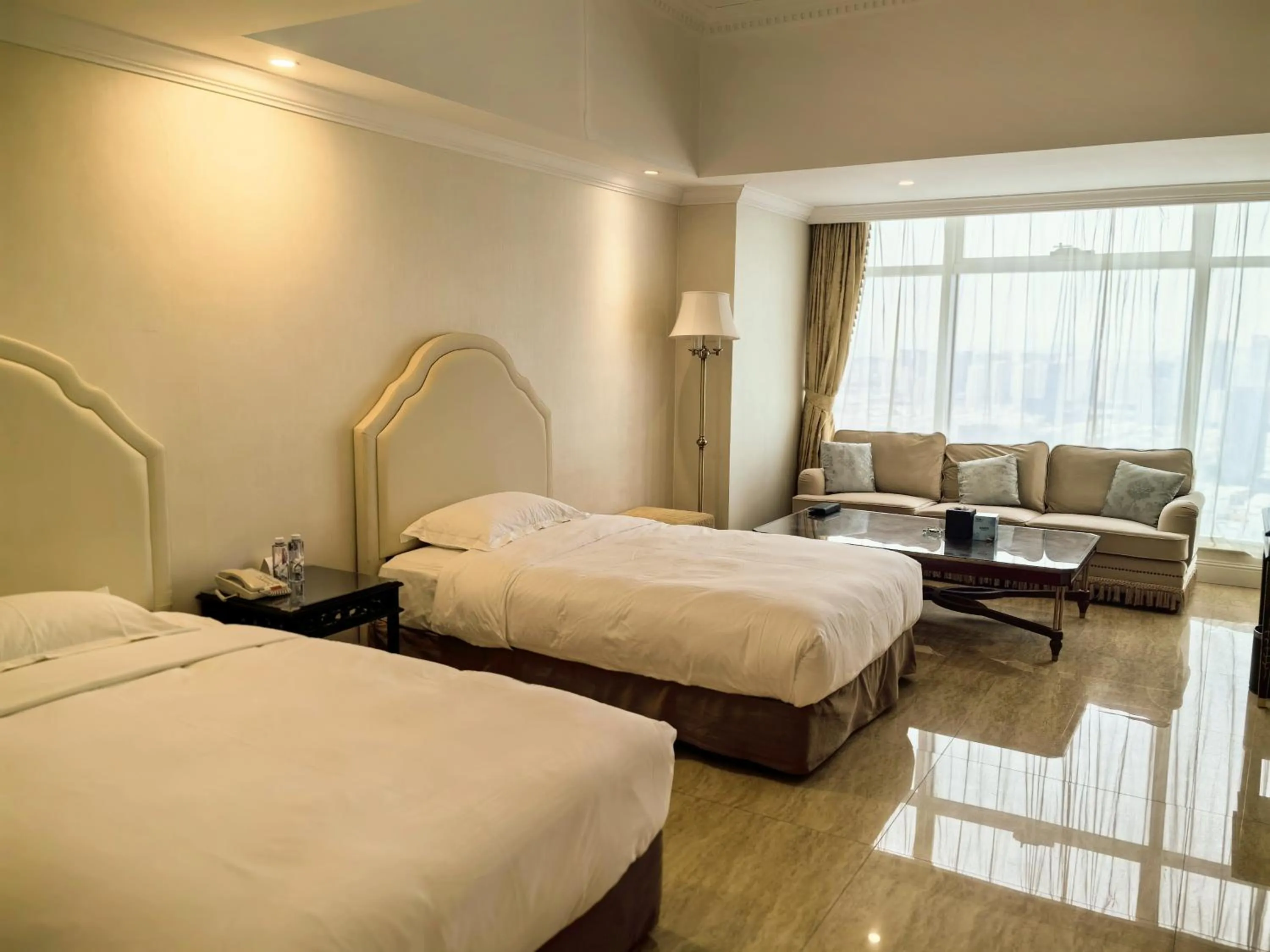 Living room, Bed in Qingdao Jianxin International Hotel