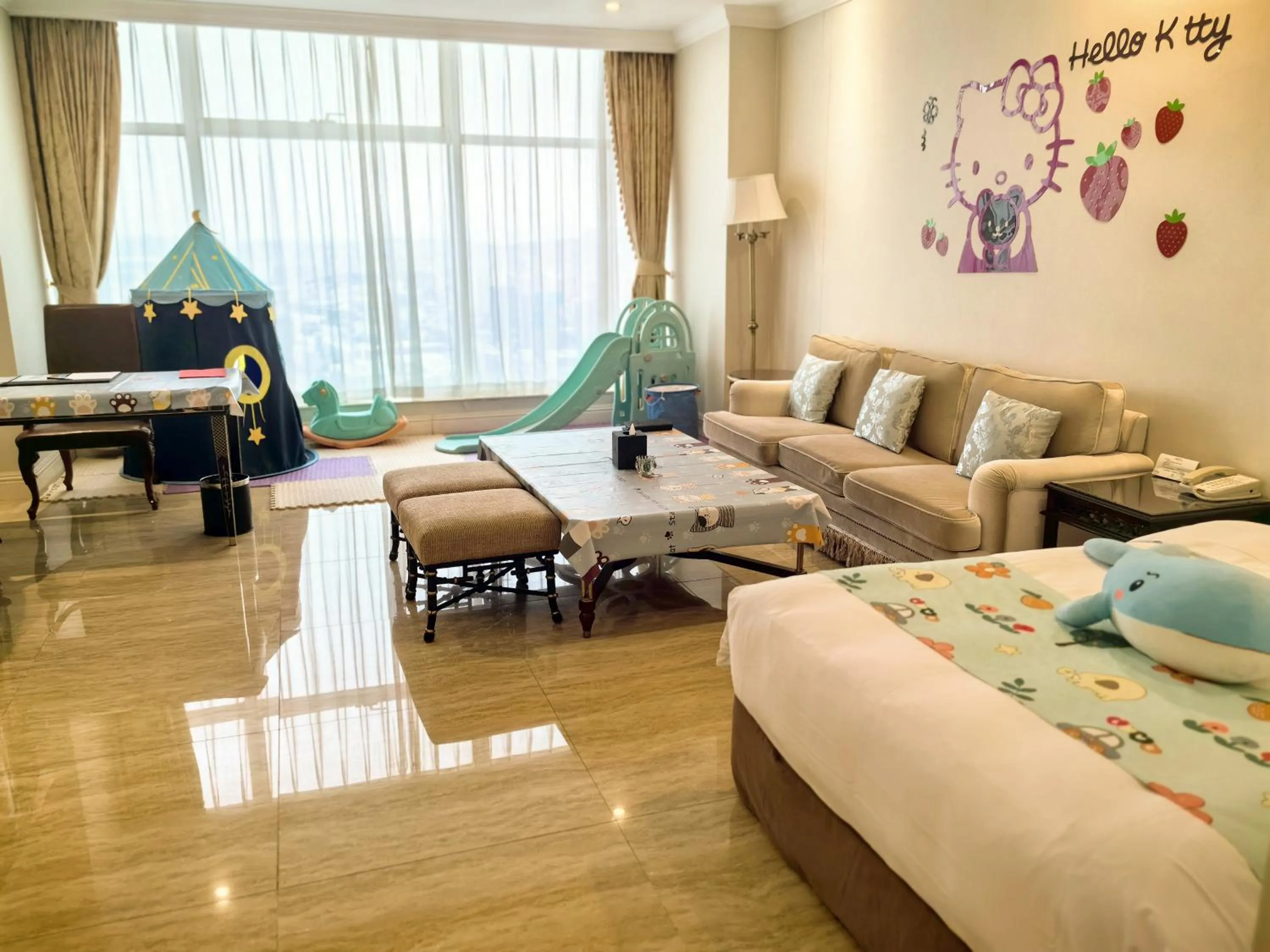 Living room, Bed in Qingdao Jianxin International Hotel