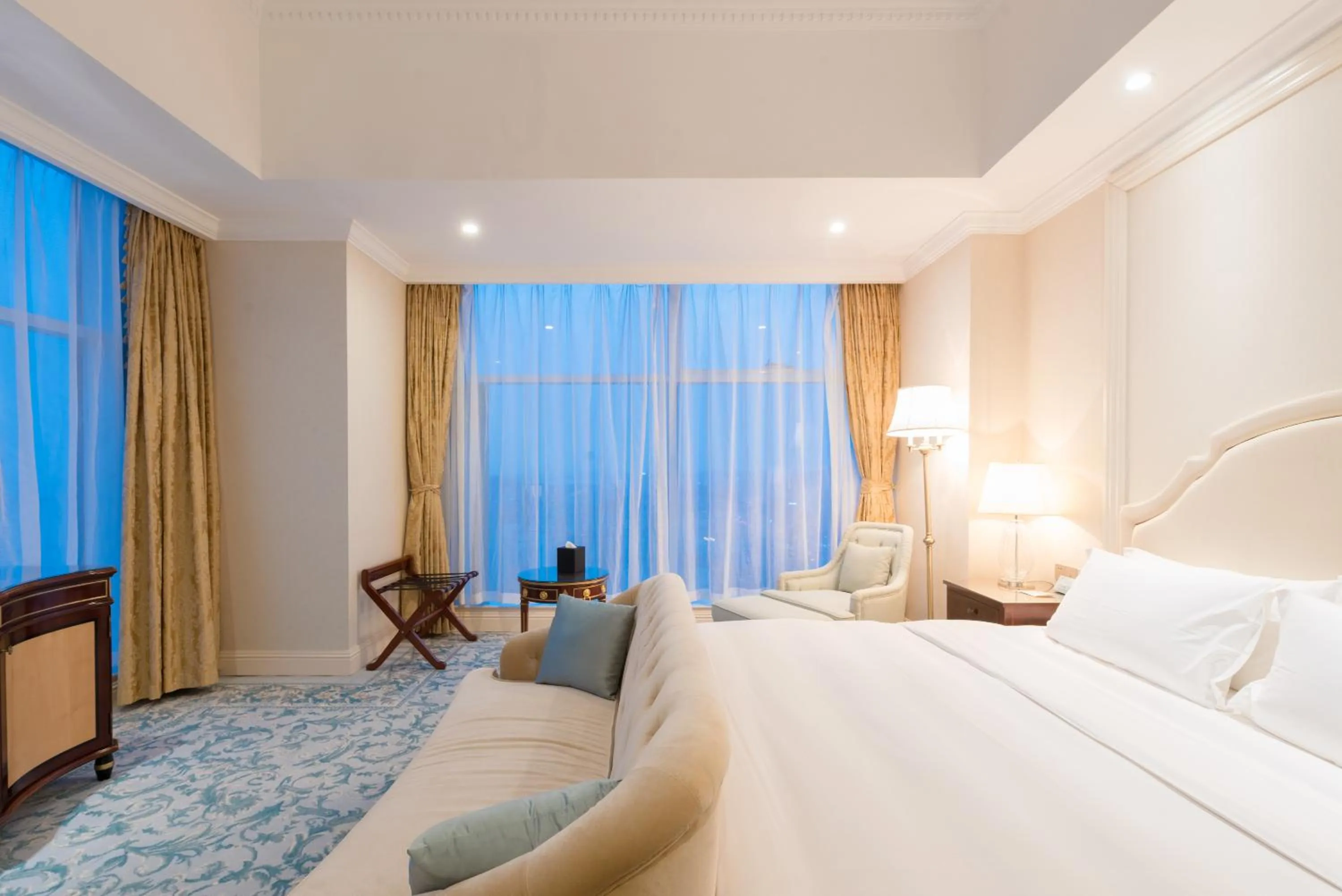 Bedroom, Bed in Qingdao Jianxin International Hotel