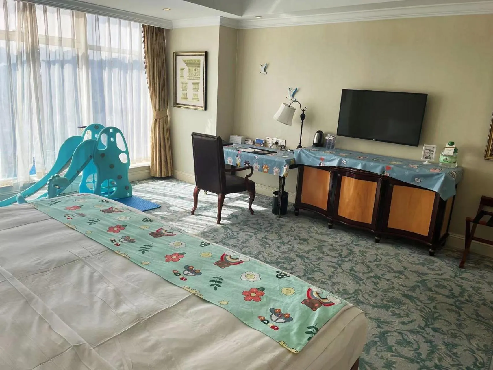 Seating area, Bed in Qingdao Jianxin International Hotel