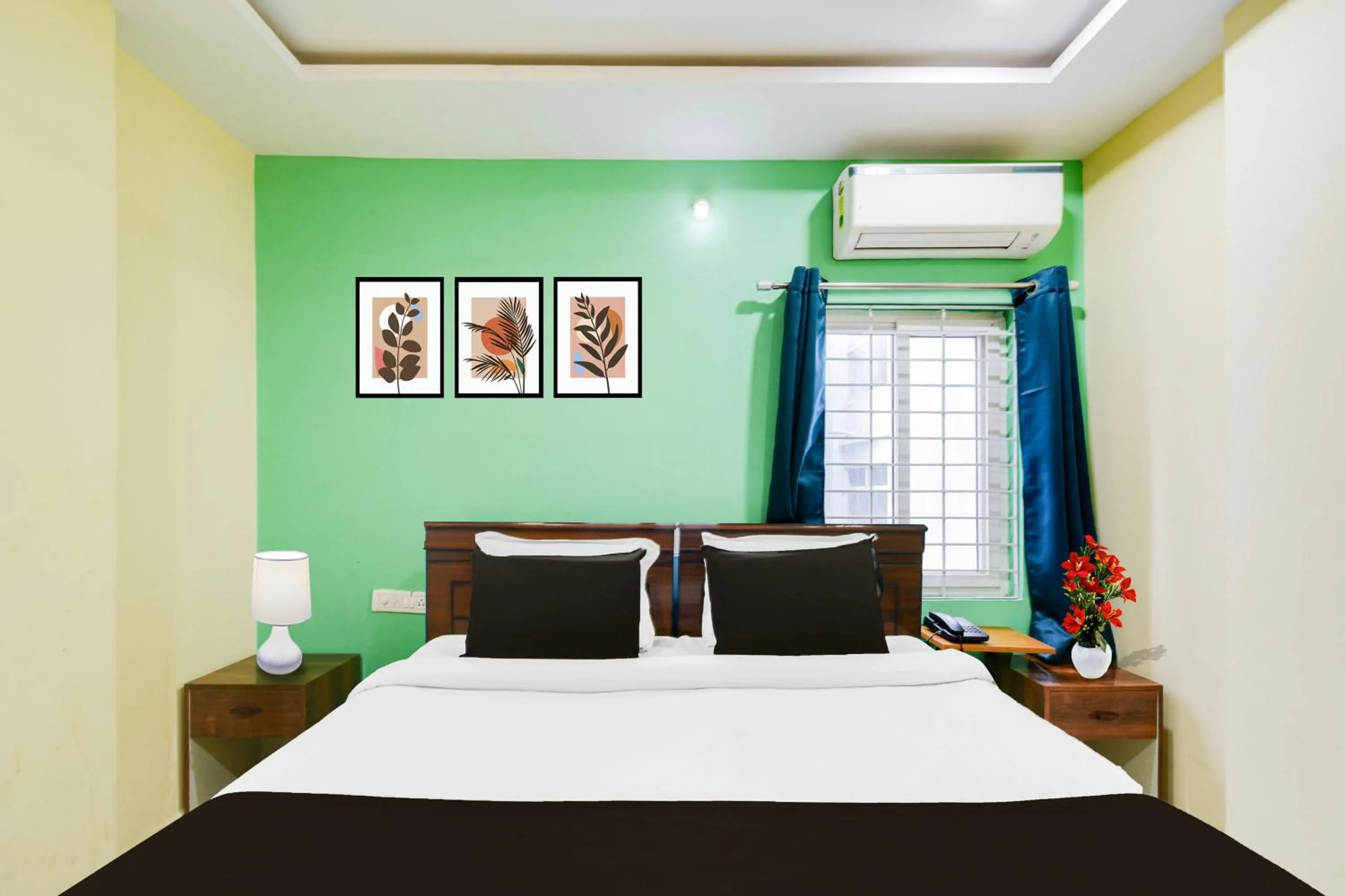 Bedroom, Bed in Super Townhouse Hitech City Madhapur