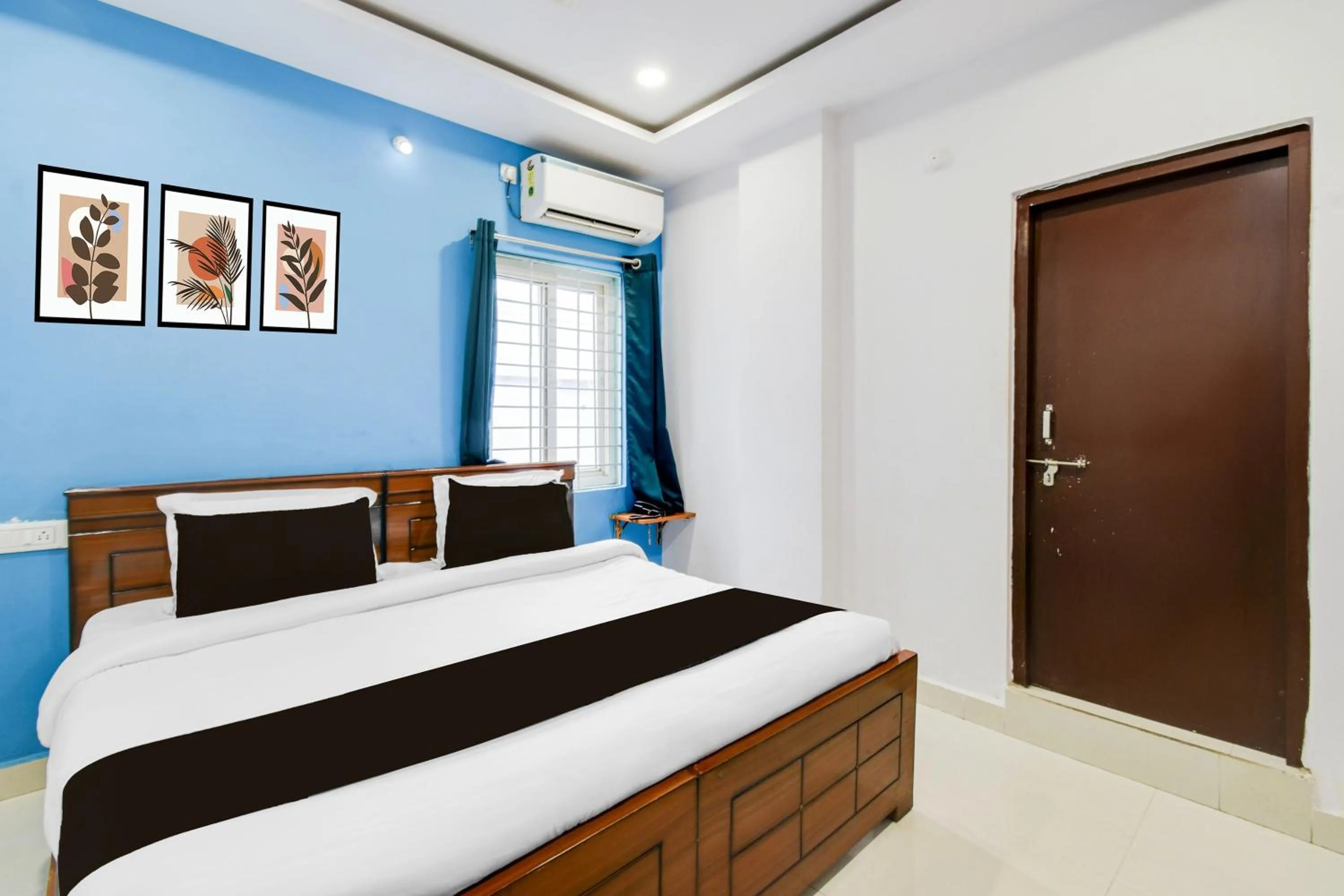 Bedroom, Bed in Super Townhouse Hitech City Madhapur