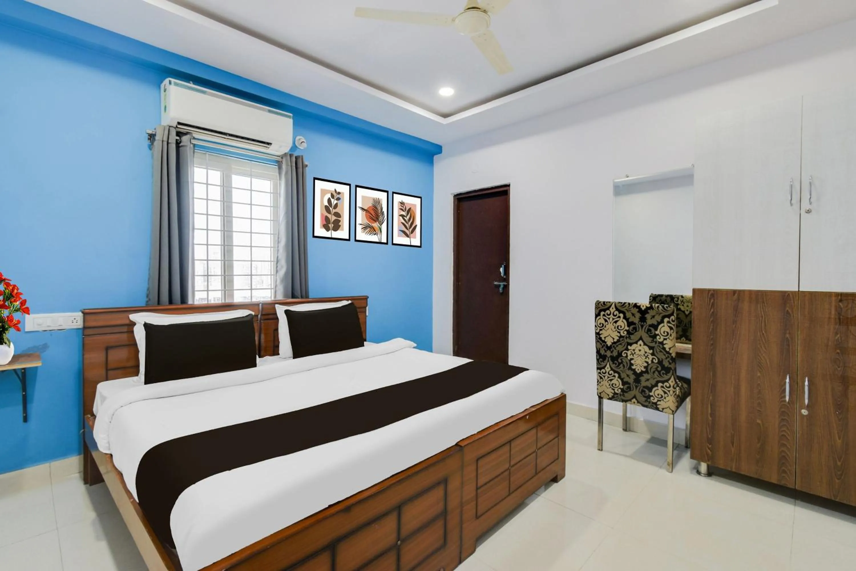 Bedroom, Bed in Super Townhouse Hitech City Madhapur