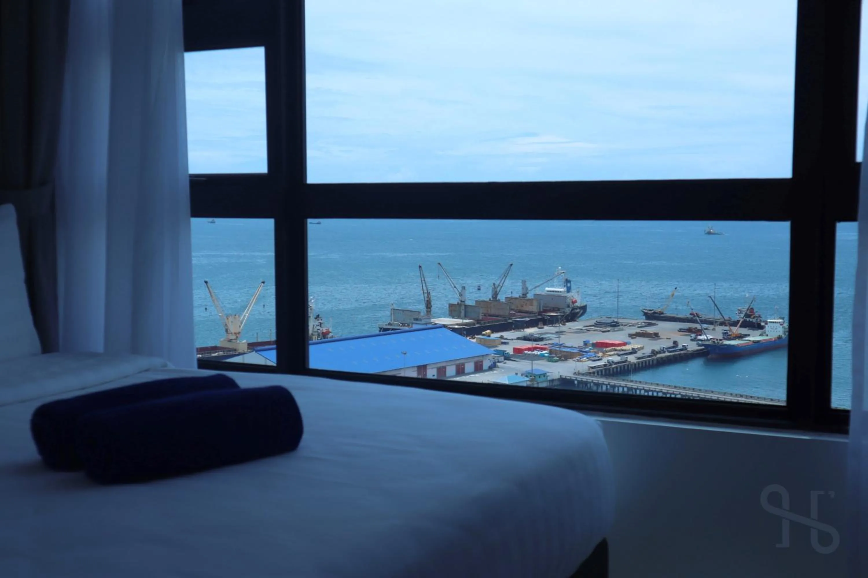 Bed in Homesuite' Home at Jesselton Quay