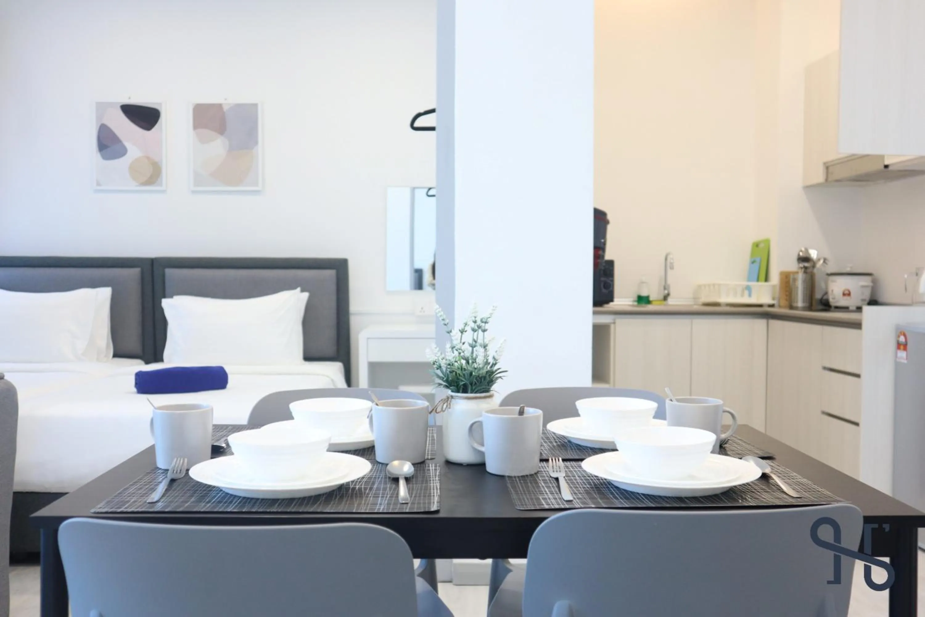 Coffee/tea facilities in Homesuite' Home at Jesselton Quay