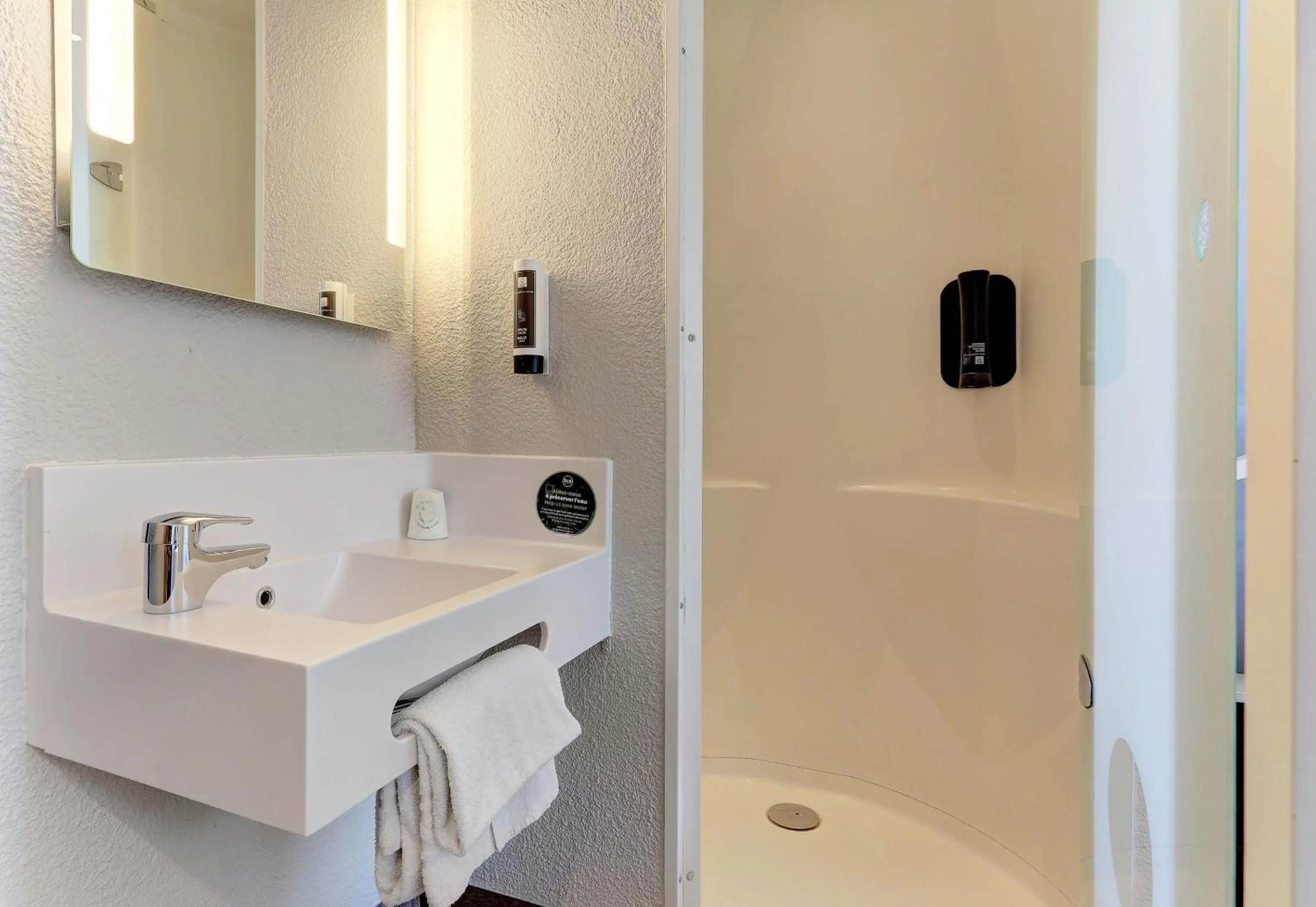 Bathroom in B&B HOTEL Châlons-en-Champagne