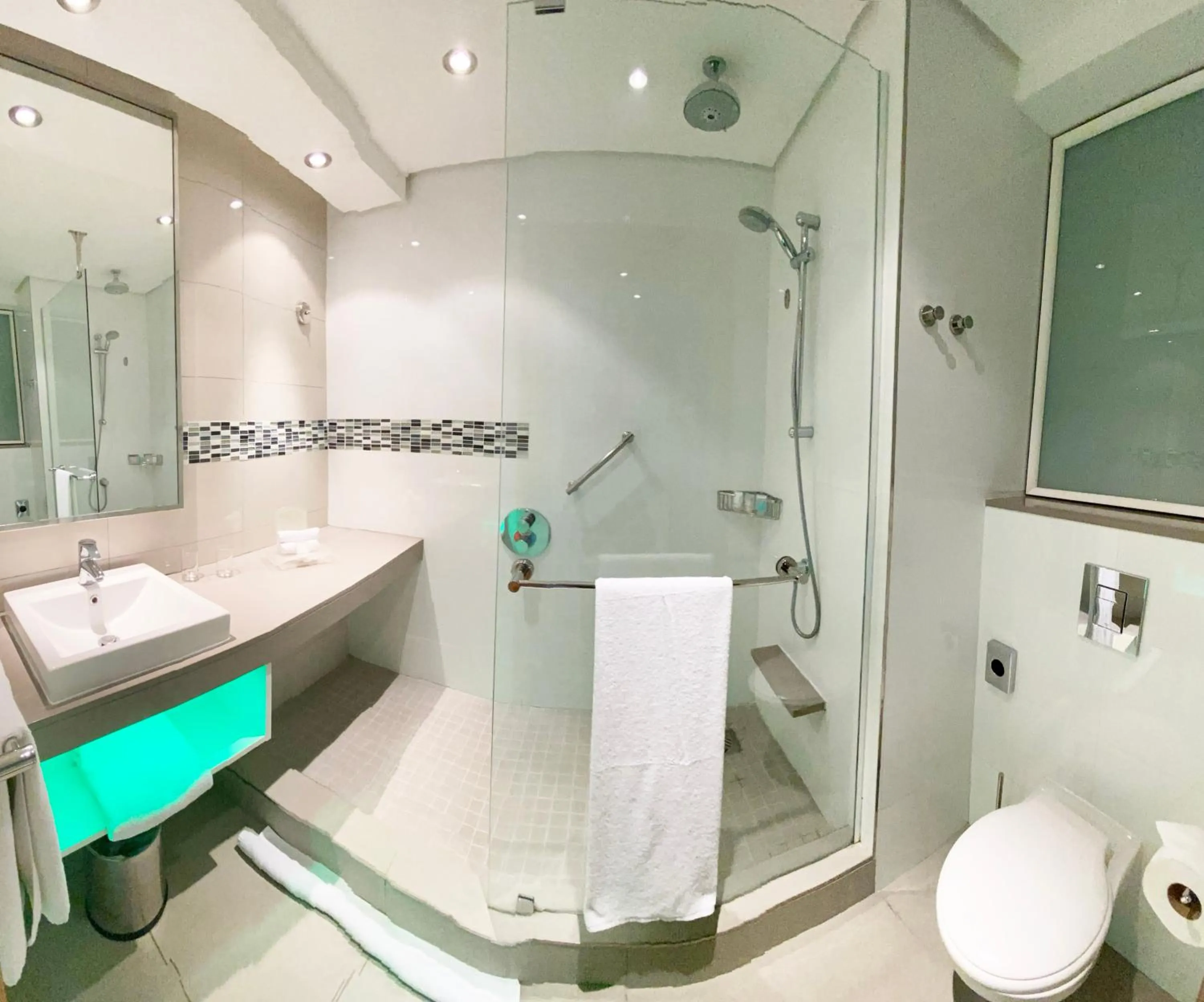 Bathroom in Holiday Inn Mauritius Mon Trésor by IHG