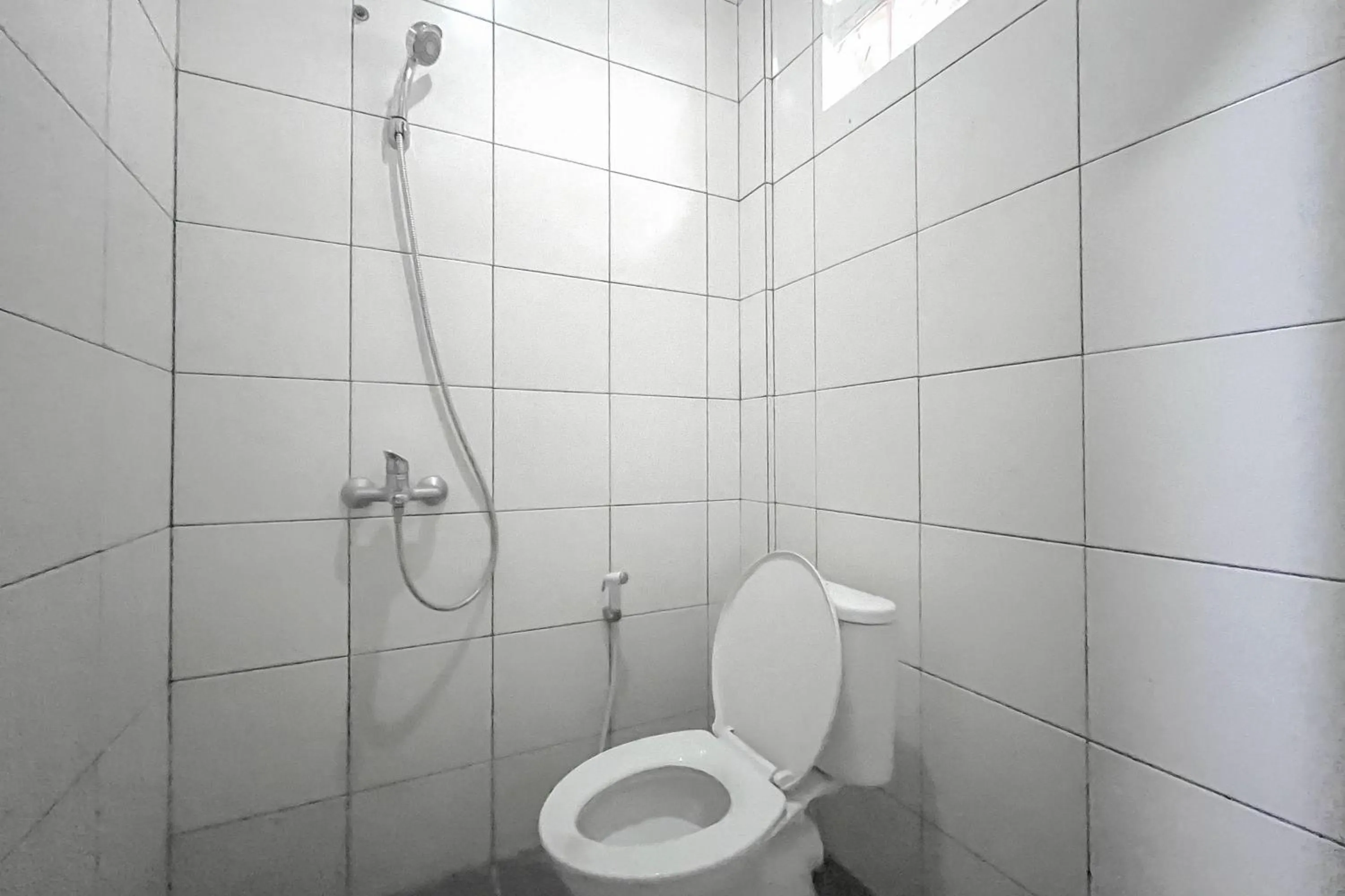 Bathroom in Pondok Metro RedPartner