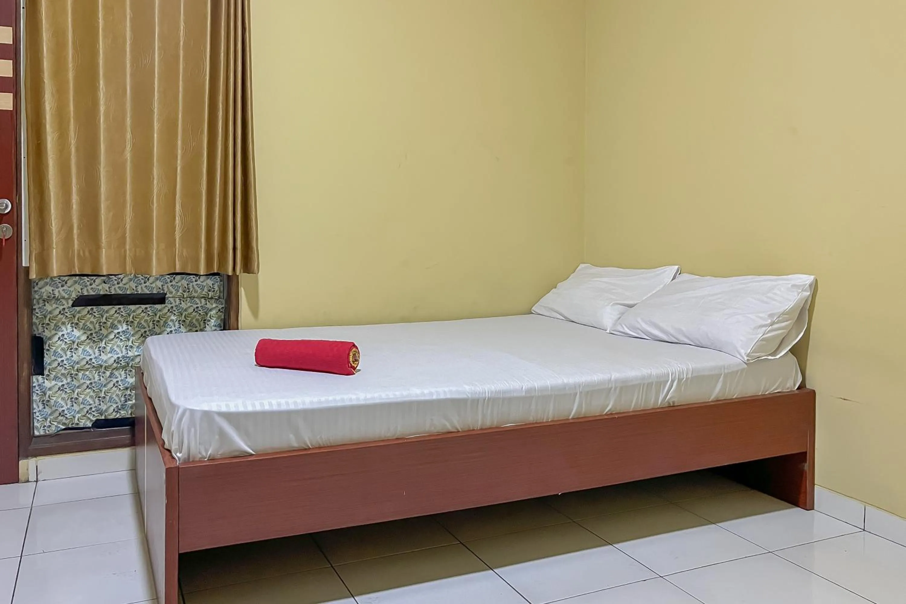 Bedroom, Bed in Pondok Metro RedPartner