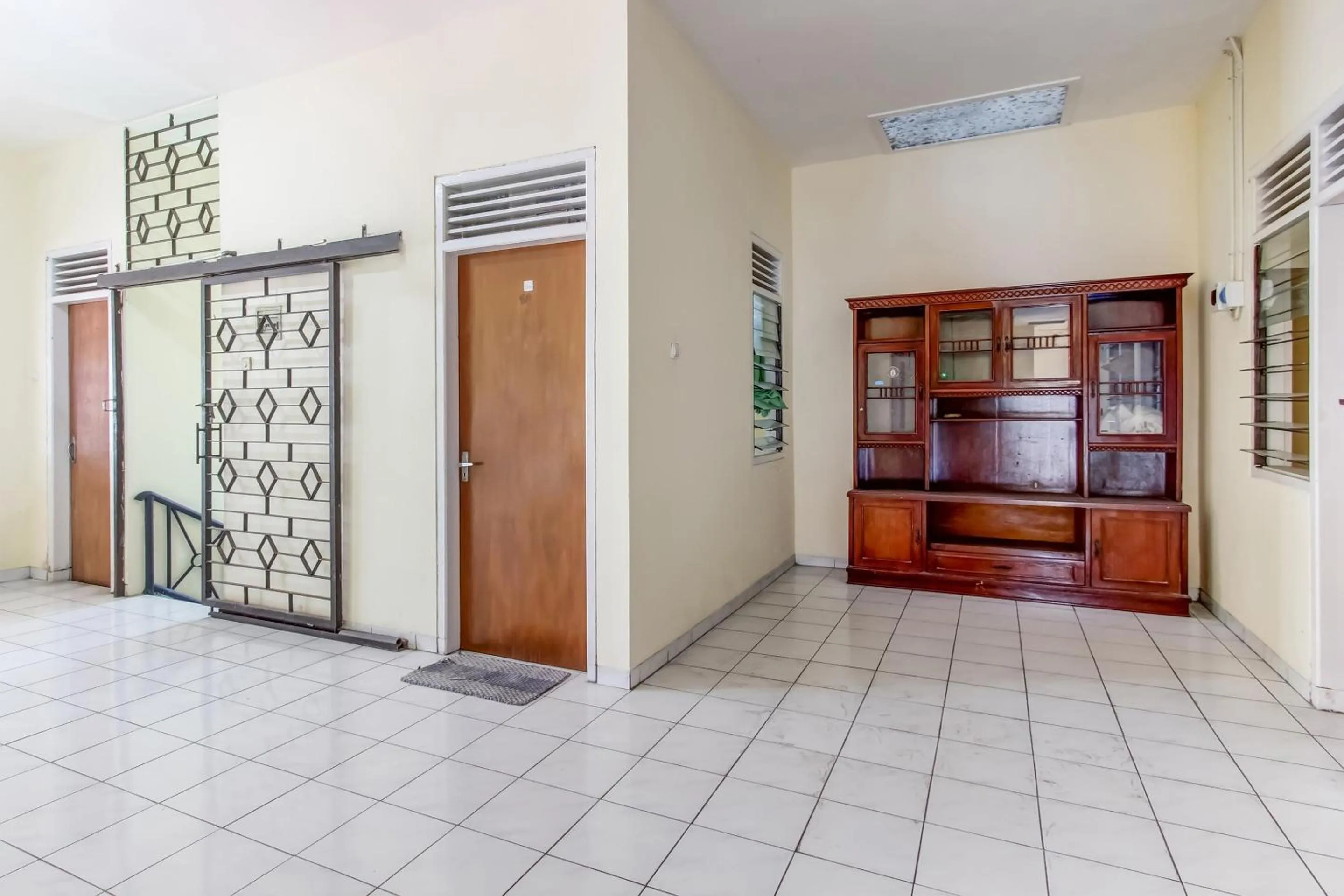 Lobby or reception in OYO Life 91374 Asia Stay Semarang Syariah