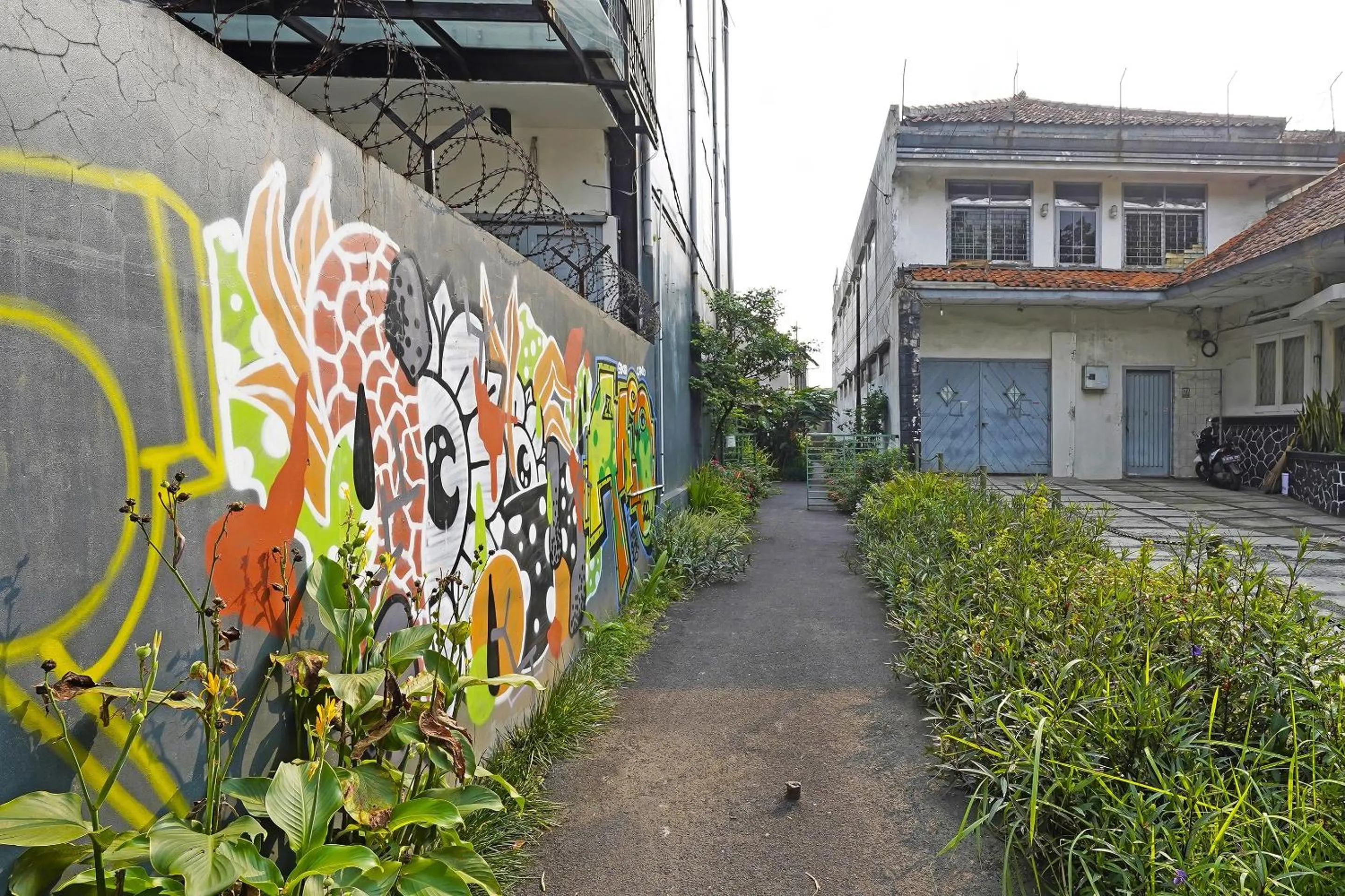 Facade/entrance in SPOT ON 91394 Pondok Paskal Syariah