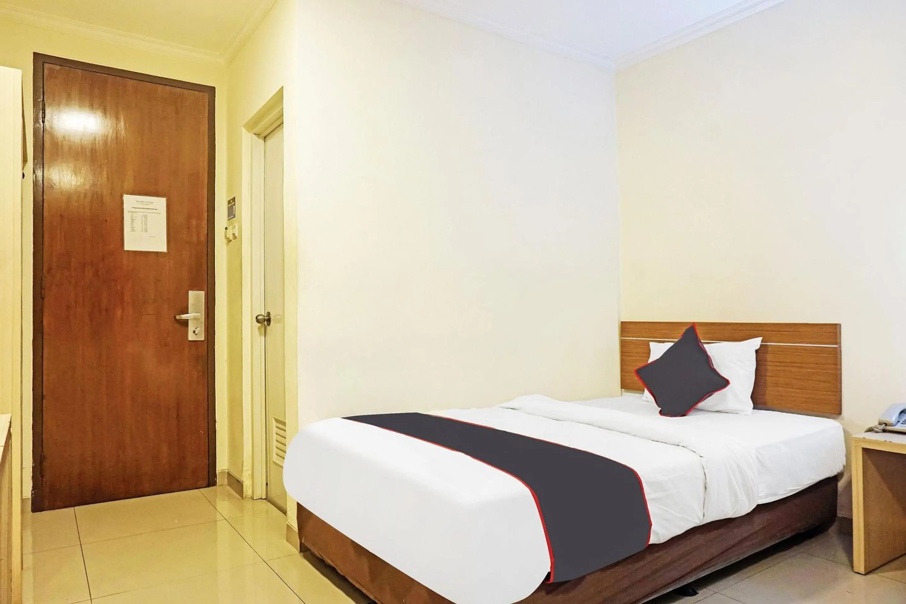 Bedroom, Bed in Collection O 91409 Hotel Fiducia Otista 153 - 157