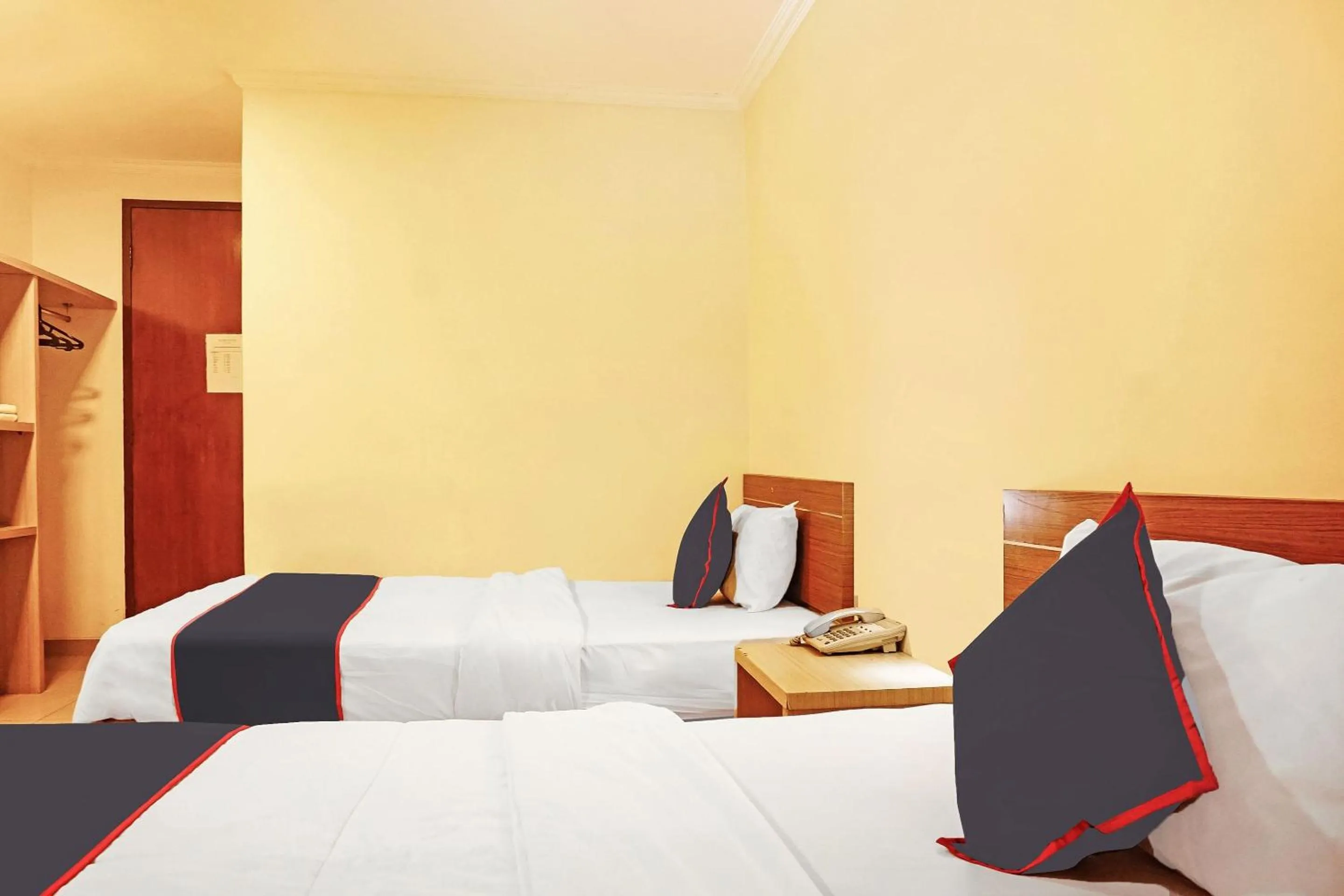 Bedroom, Bed in Collection O 91409 Hotel Fiducia Otista 153 - 157